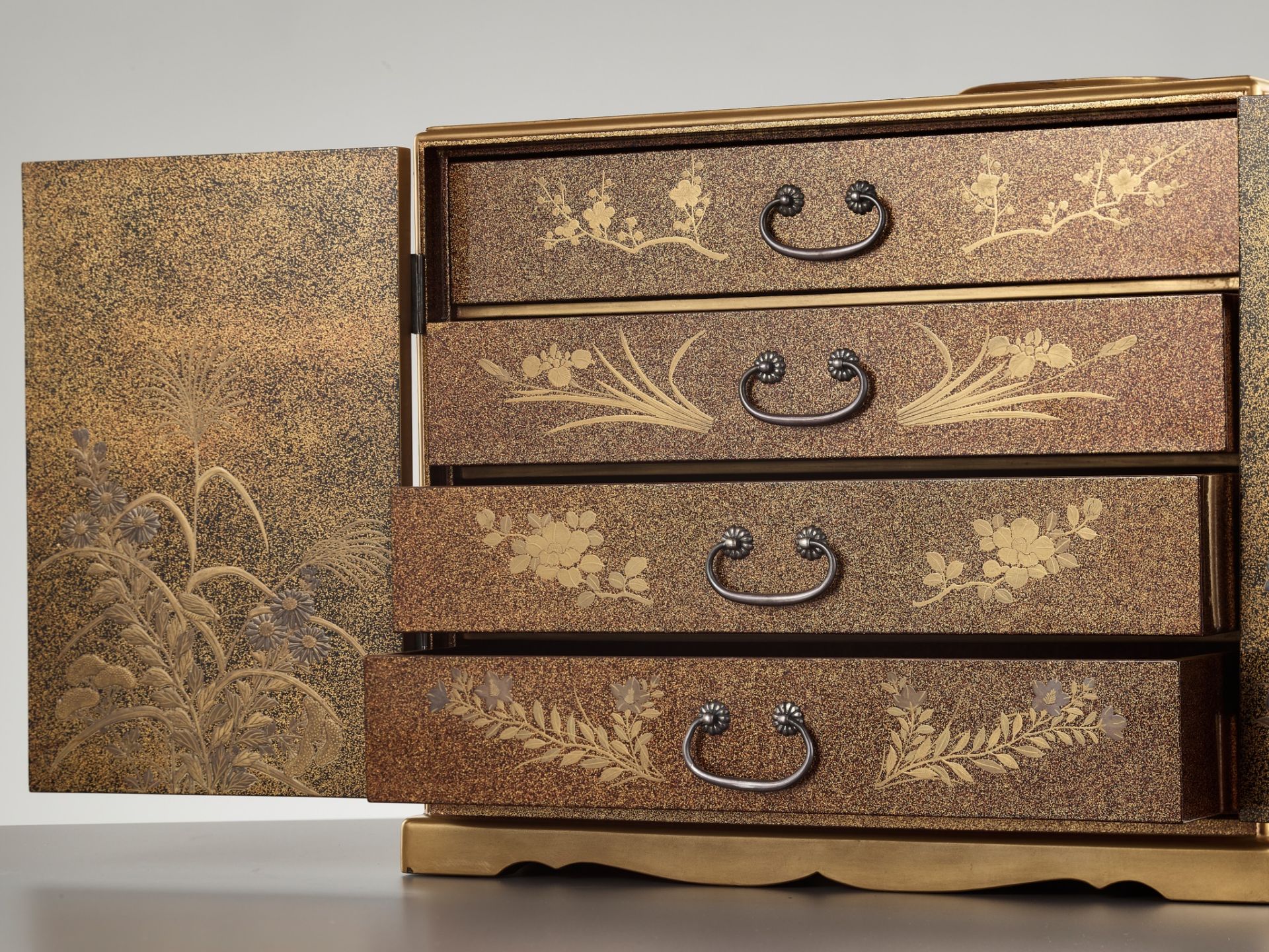 A SUPERB GOLD LACQUER INRO-DANSU (STORAGE CABINET FOR INROS) - Image 15 of 17