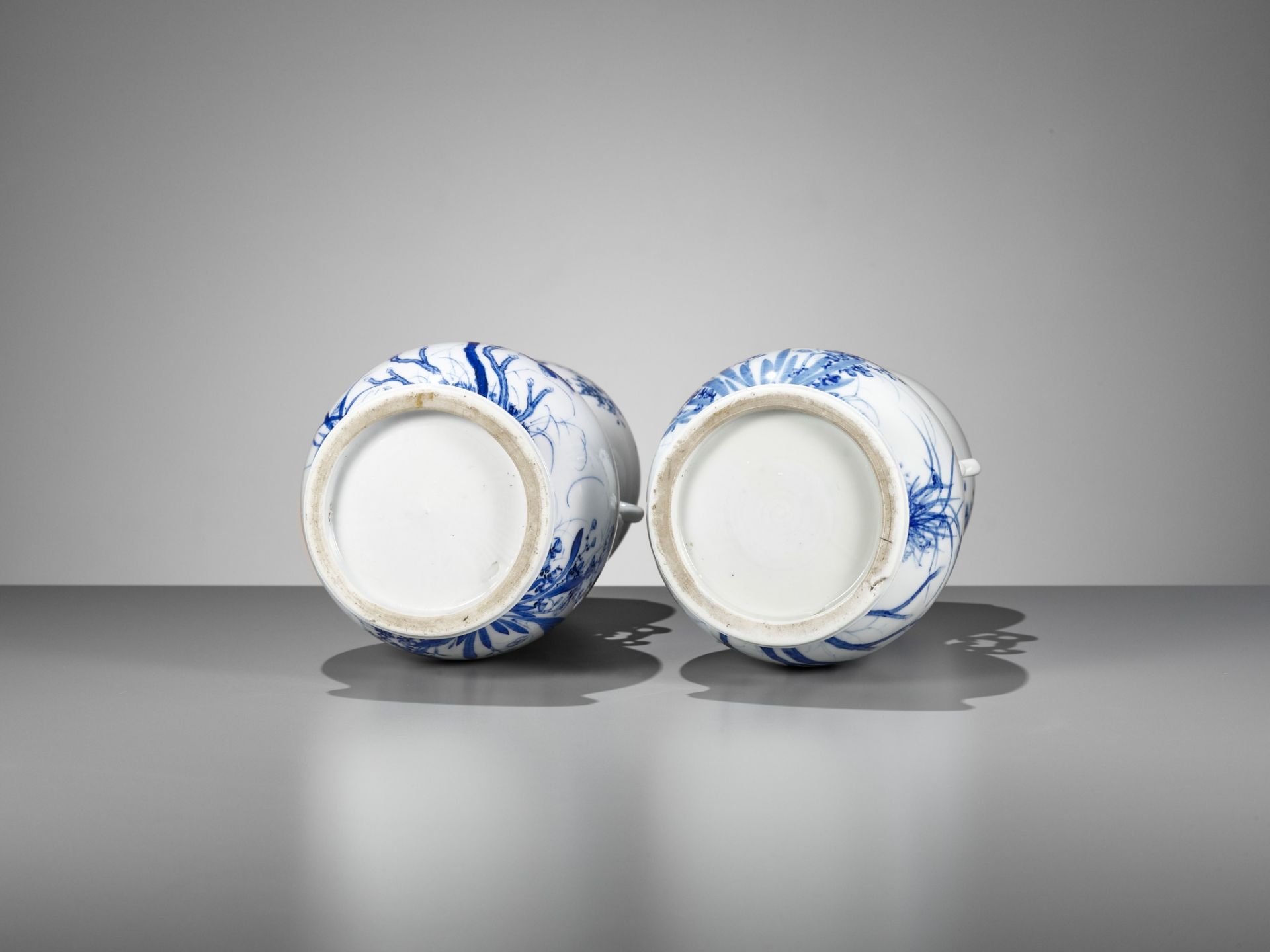 A PAIR OF BLUE AND WHITE ARITA PORCELAIN VASES - Image 8 of 8