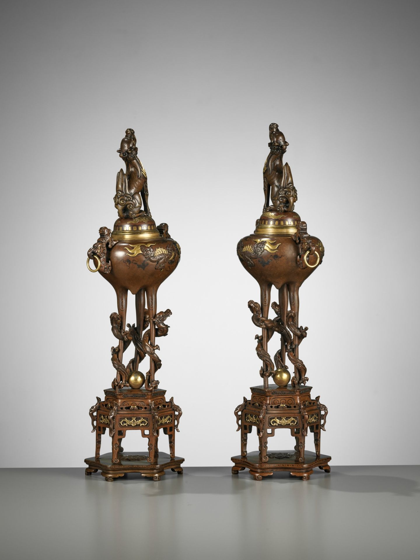 A PAIR OF SUPERB TAKAOKA GOLD-INLAID BRONZE 'MYTHICAL BEASTS' KORO (INCENSE BURNERS) AND COVERS - Bild 14 aus 19