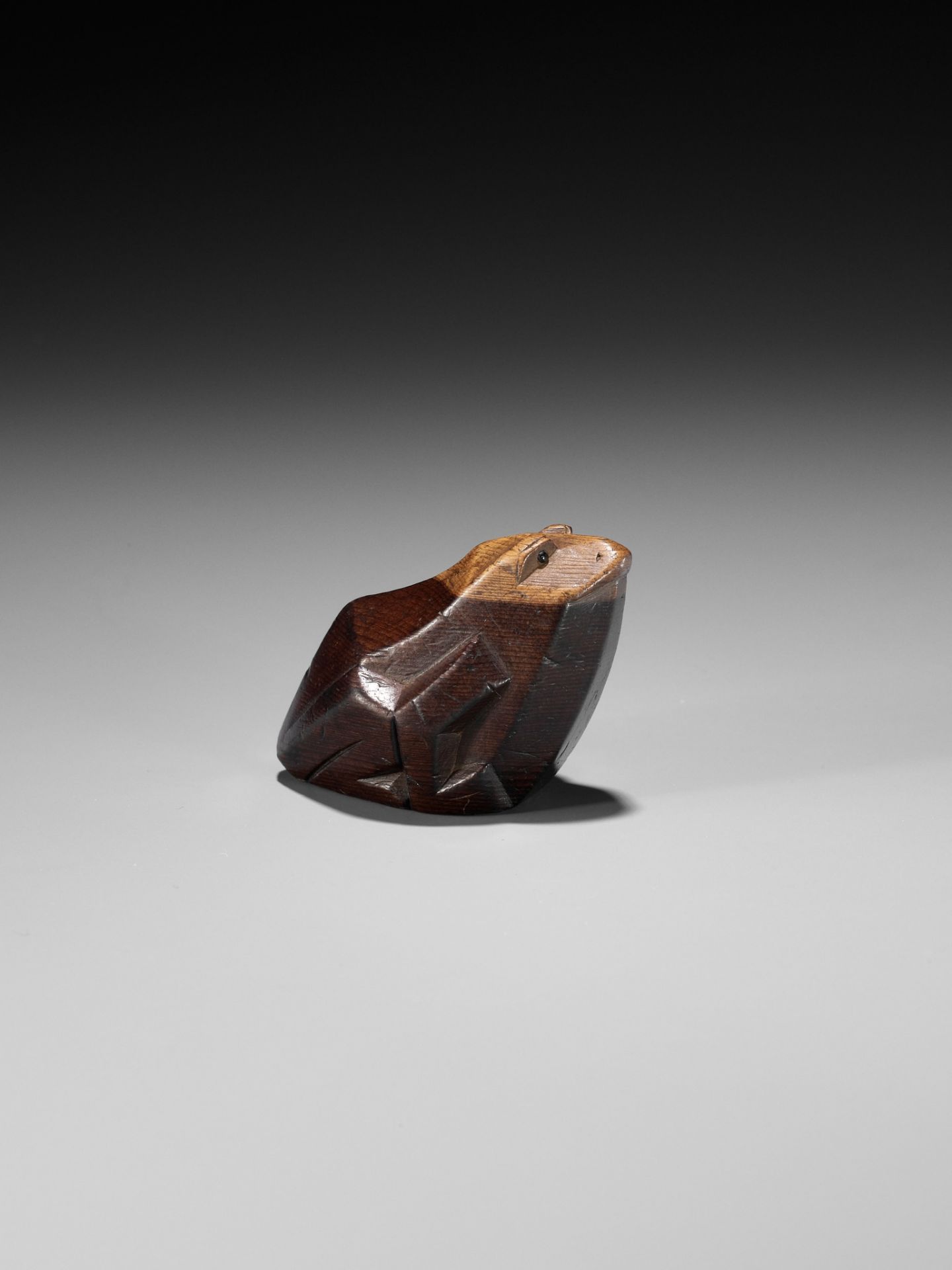 SUKENAGA: A RARE ITTOBORI YEW WOOD NETSUKE OF A CROUCHING FROG - Image 13 of 15