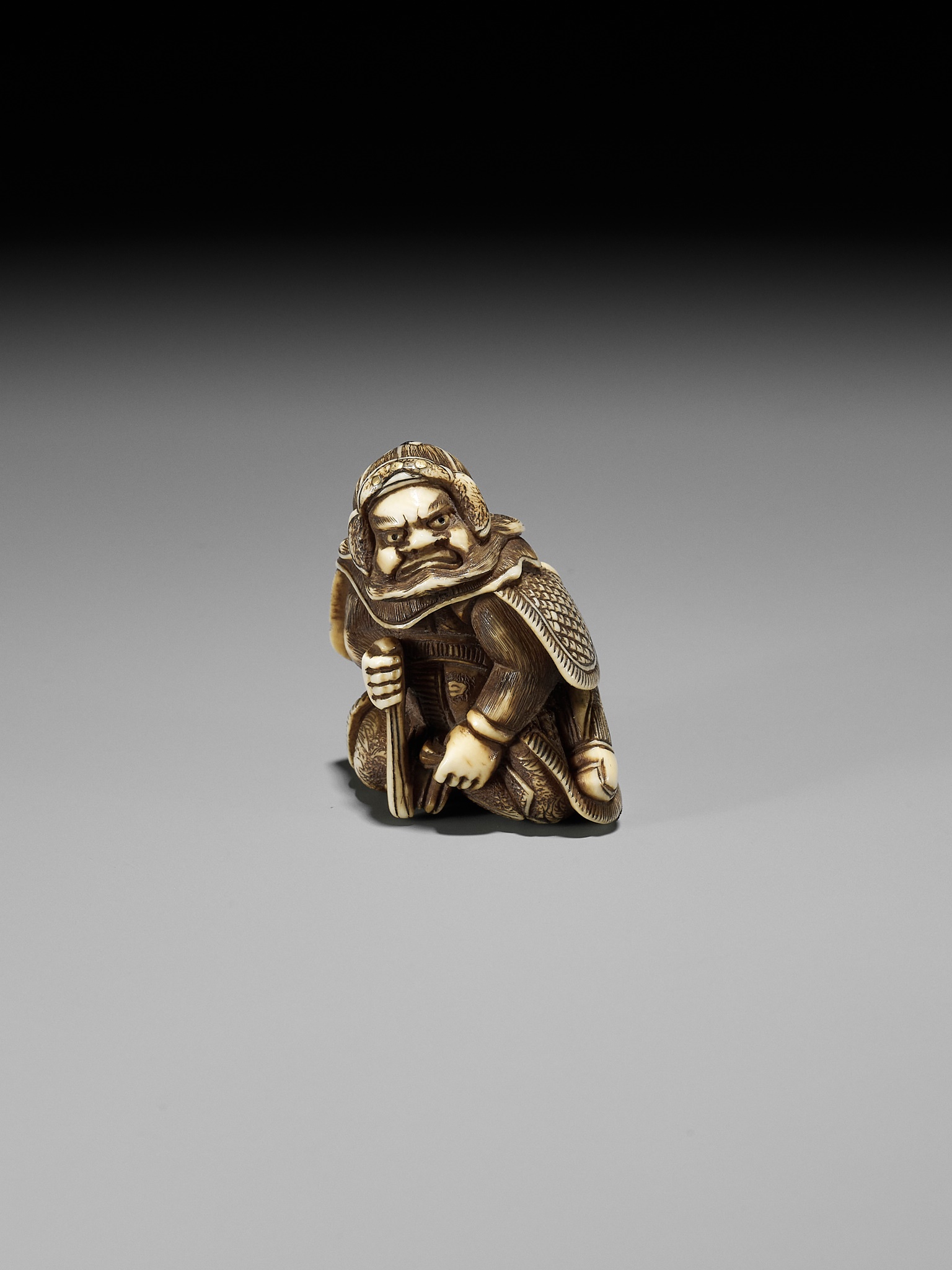 A RARE IVORY NETSUKE OF A WARRIOR - Image 3 of 10