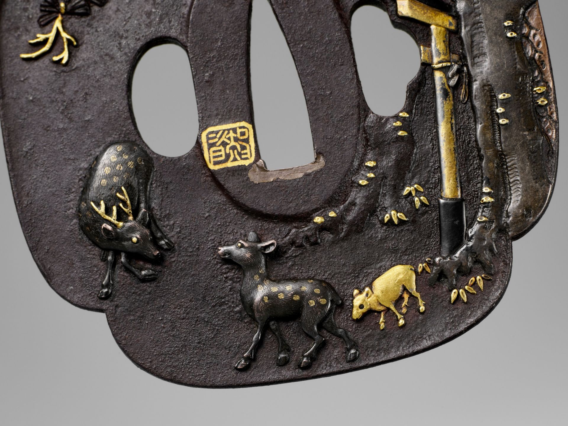 SHOZUI: A HAMANO SCHOOL IRON TSUBA WITH DEER, TORII GATE AND PINE - Bild 3 aus 6