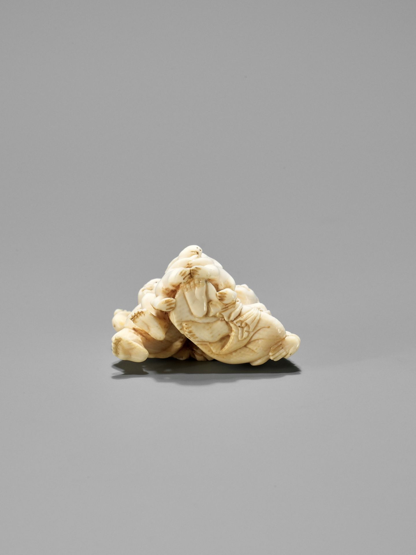 AN IVORY NETSUKE OF KINTARO AND YAMAUBA WATCHING TWO RABBITS WRESTLE - Image 9 of 10