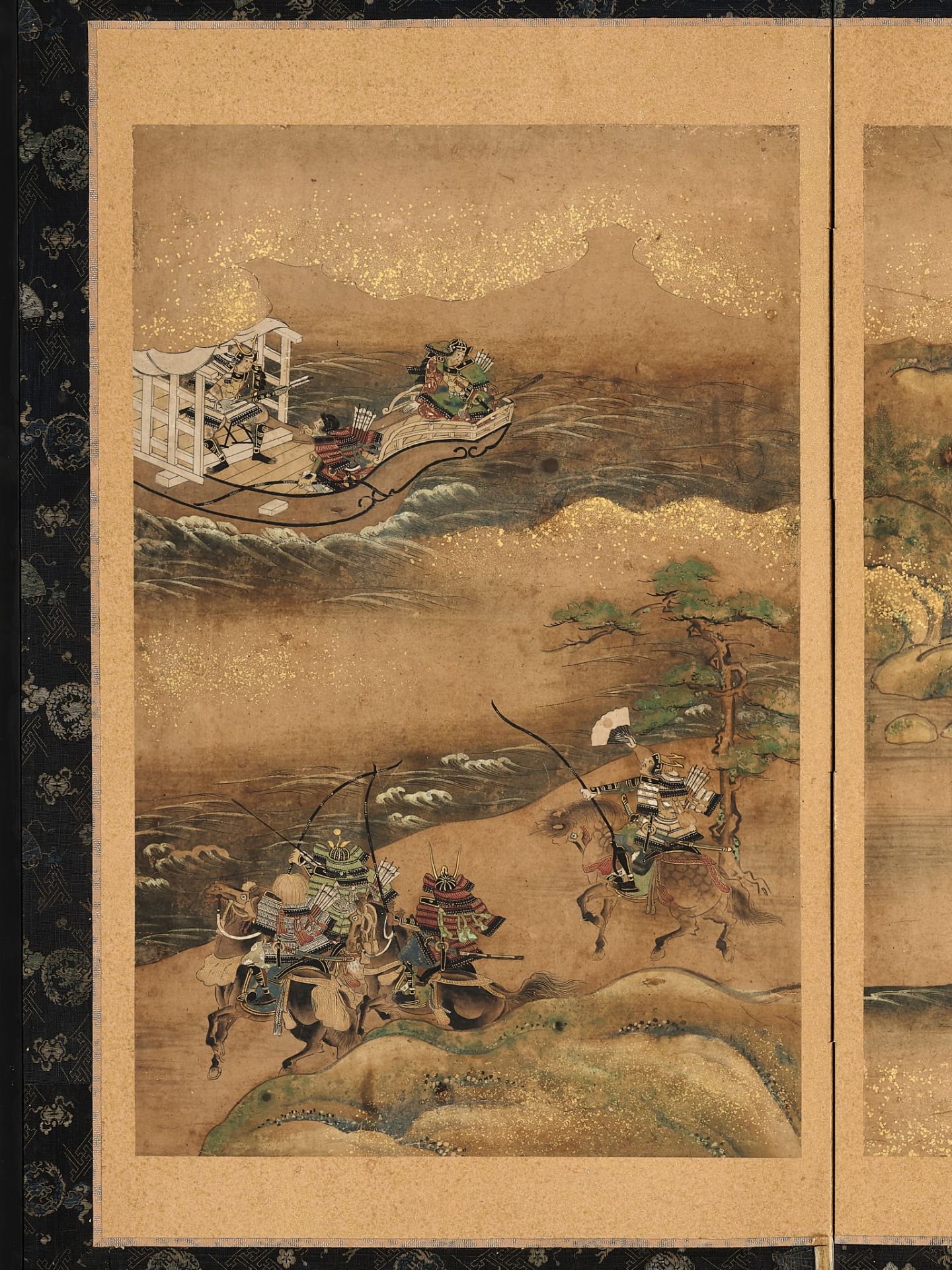 A SIX-PANEL FOLDING SCREEN DEPICTING A BATTLE SCENE - Image 2 of 5