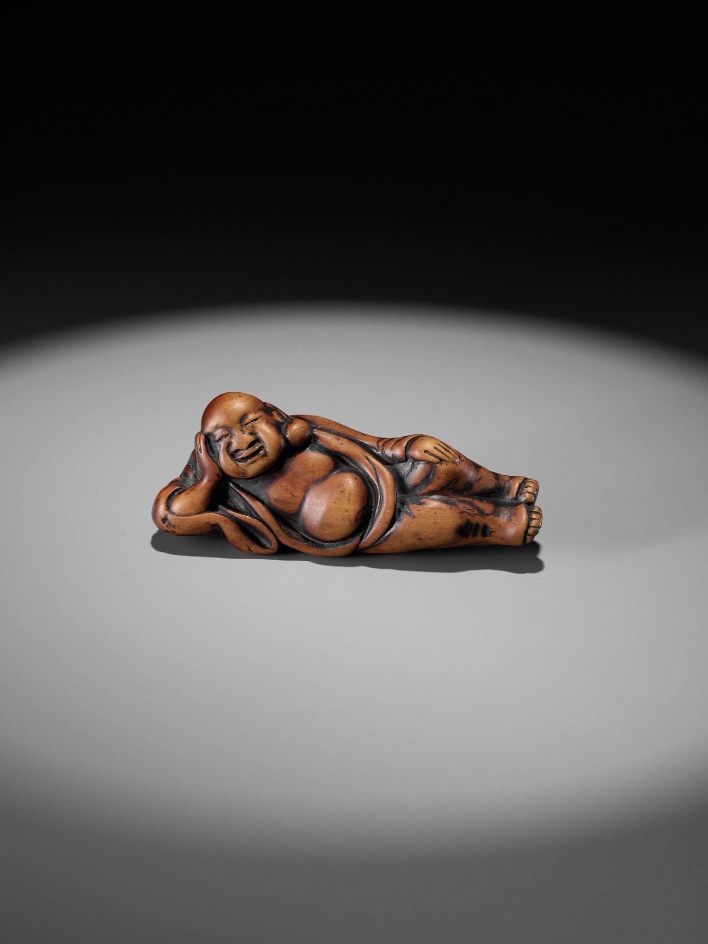 AN EARLY WOOD NETSUKE OF A RECLINING HOTEI - Image 9 of 9