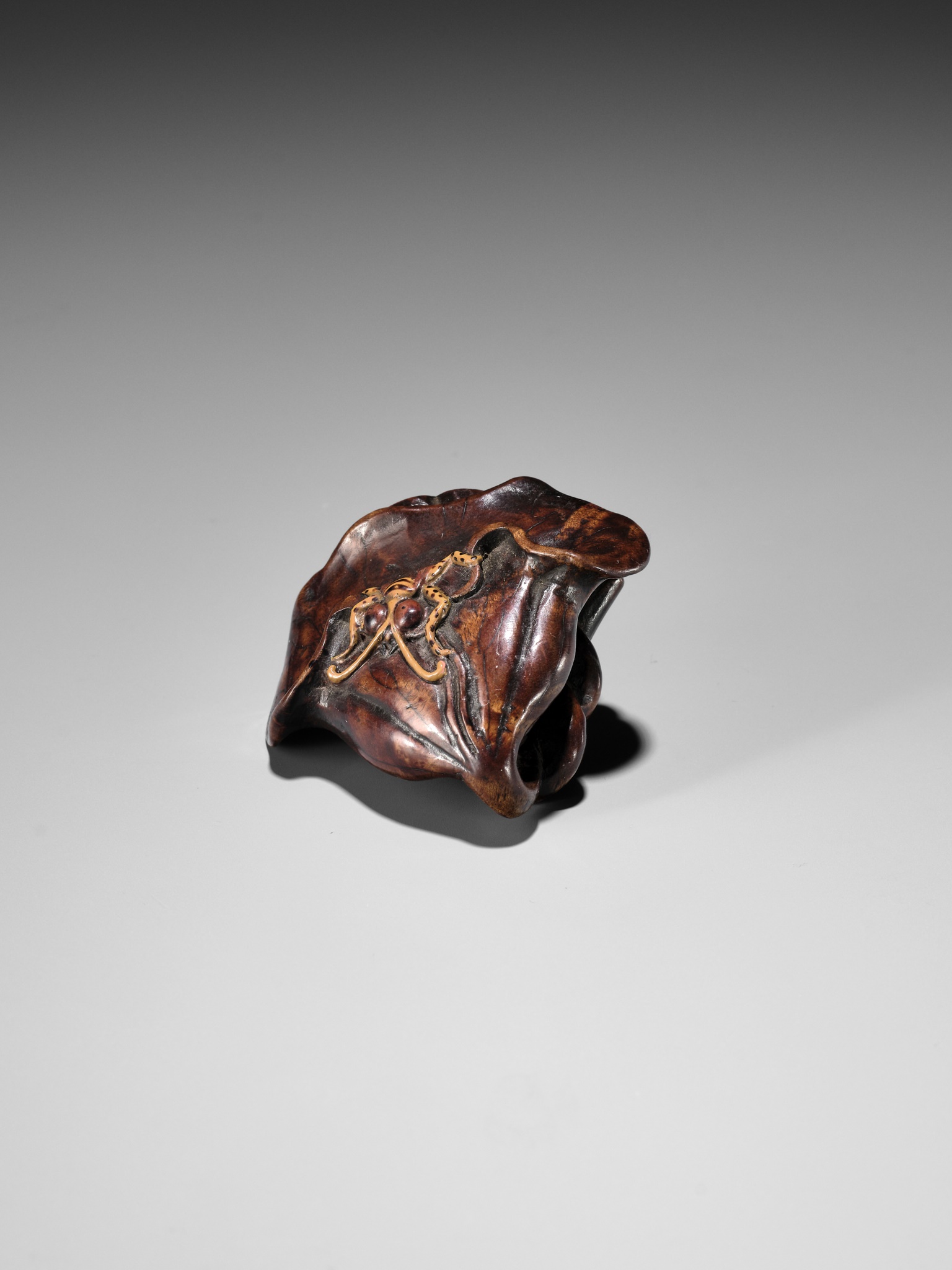IKKOKUSAI: A RARE TAKAMORIE LACQUERED WOOD NETSUKE OF A WASP AND LOTUS - Image 5 of 7