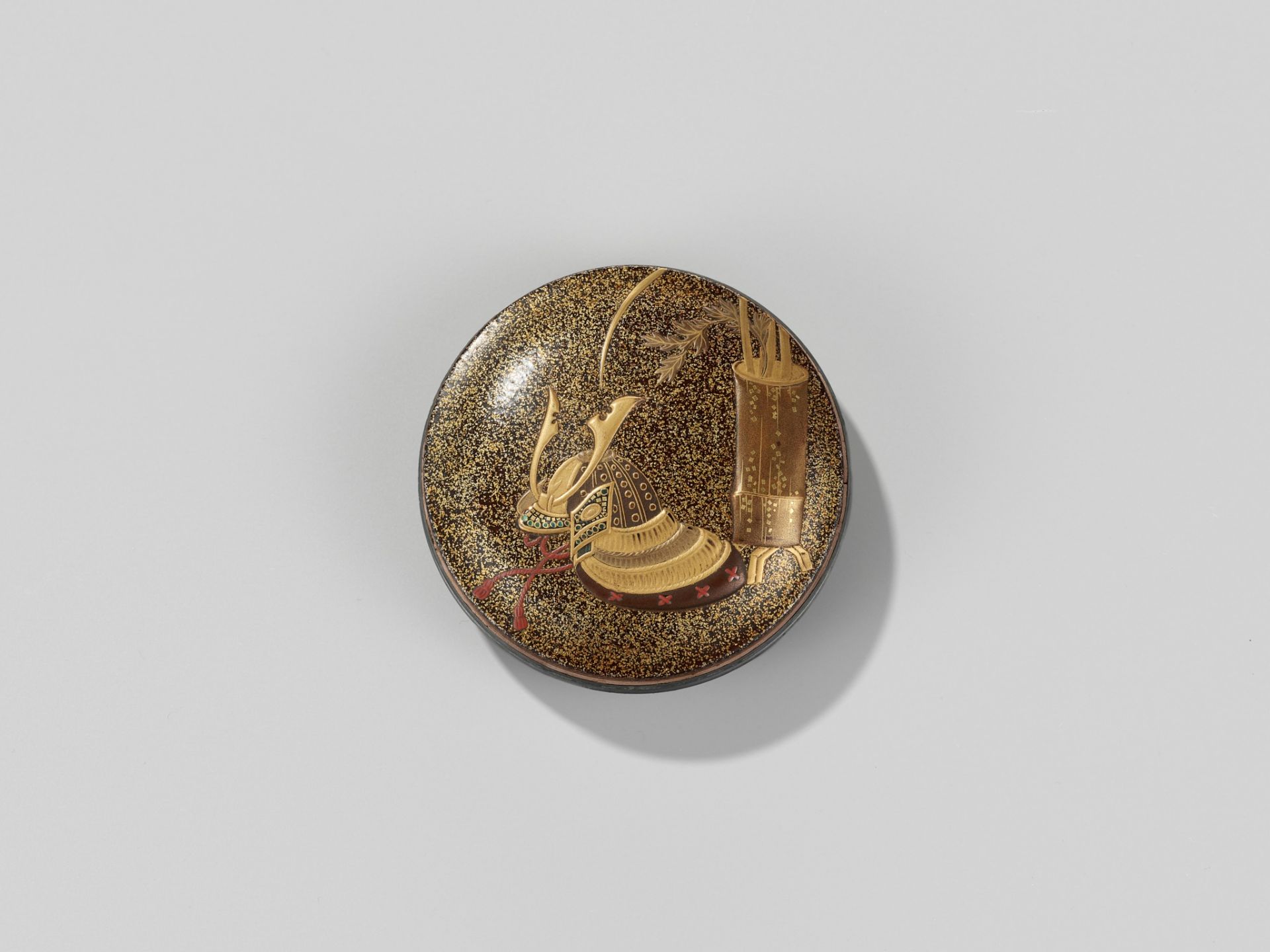 A FINE LACQUER KOGO (INCENSE BOX) AND COVER WITH KABUTO AND BAMBOO HANAKAGO - Image 5 of 7