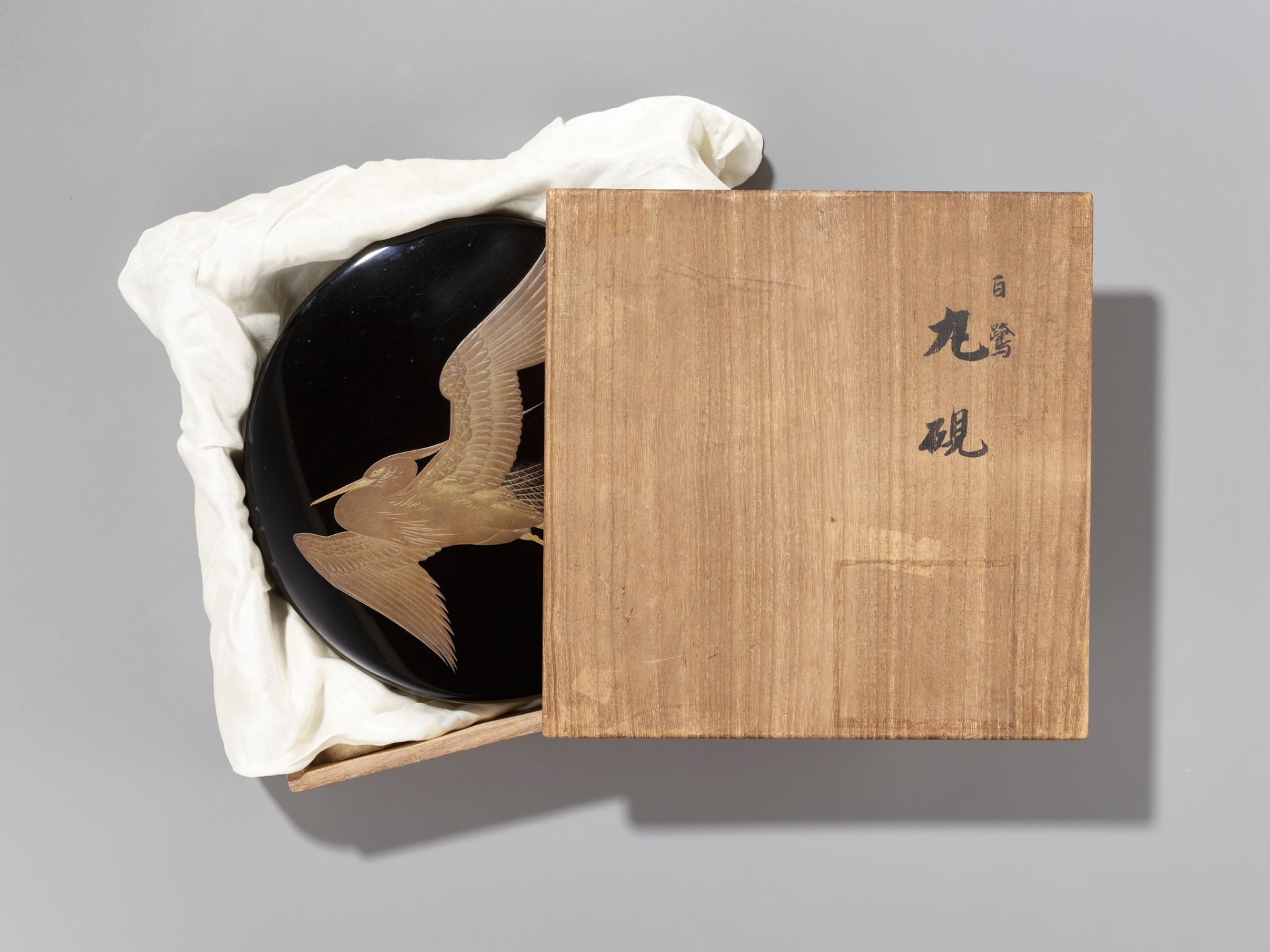 A LACQUER SUZURIBAKO (WRITING BOX) DEPICTING A HERON - Bild 10 aus 11
