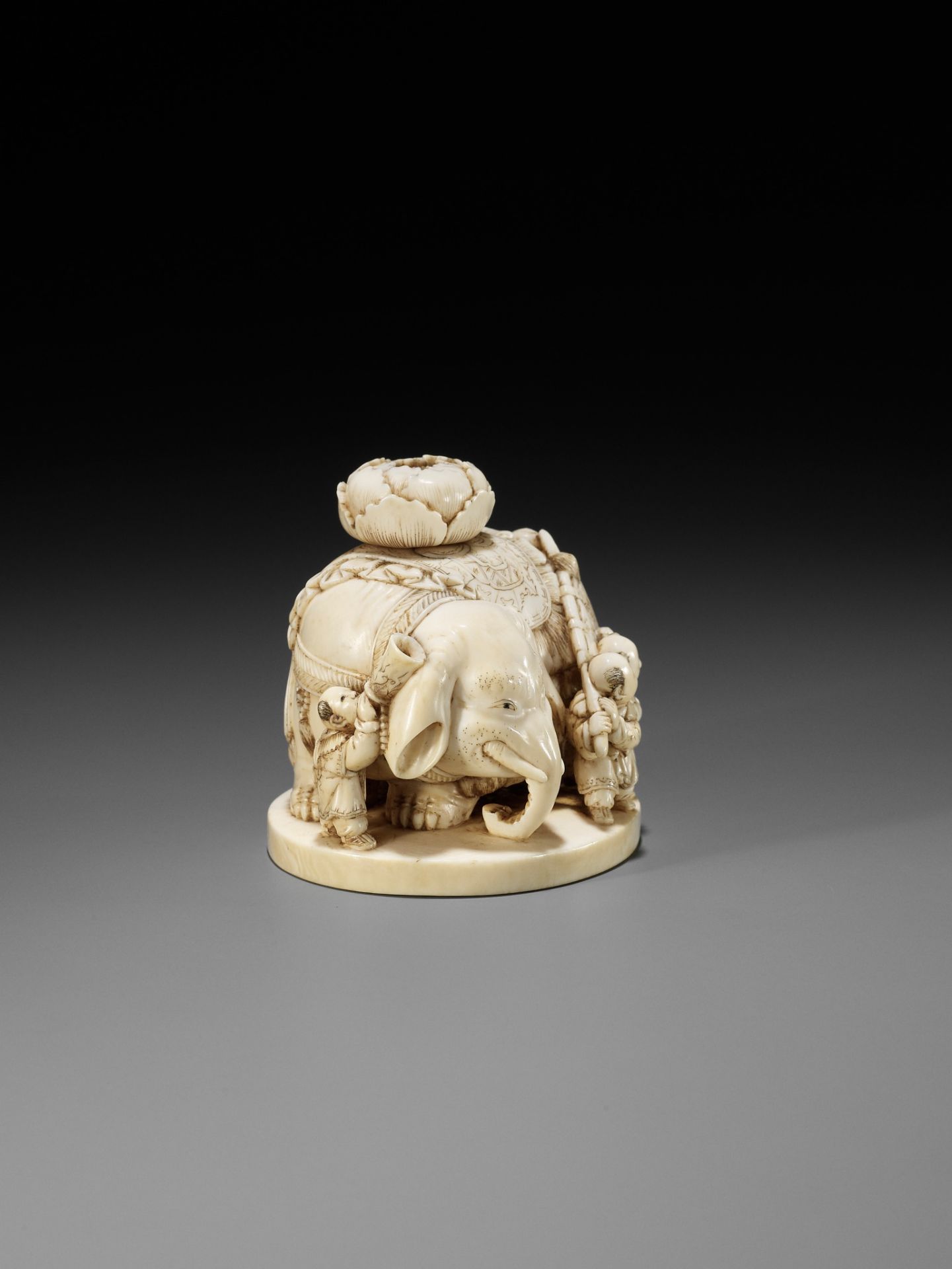 CHIKUYOSAI TOMOCHIKA: A LARGE IVORY OKIMONO NETSUKE OF AN ELEPHANT WITH A GROUP OF KARAKO - Bild 10 aus 14