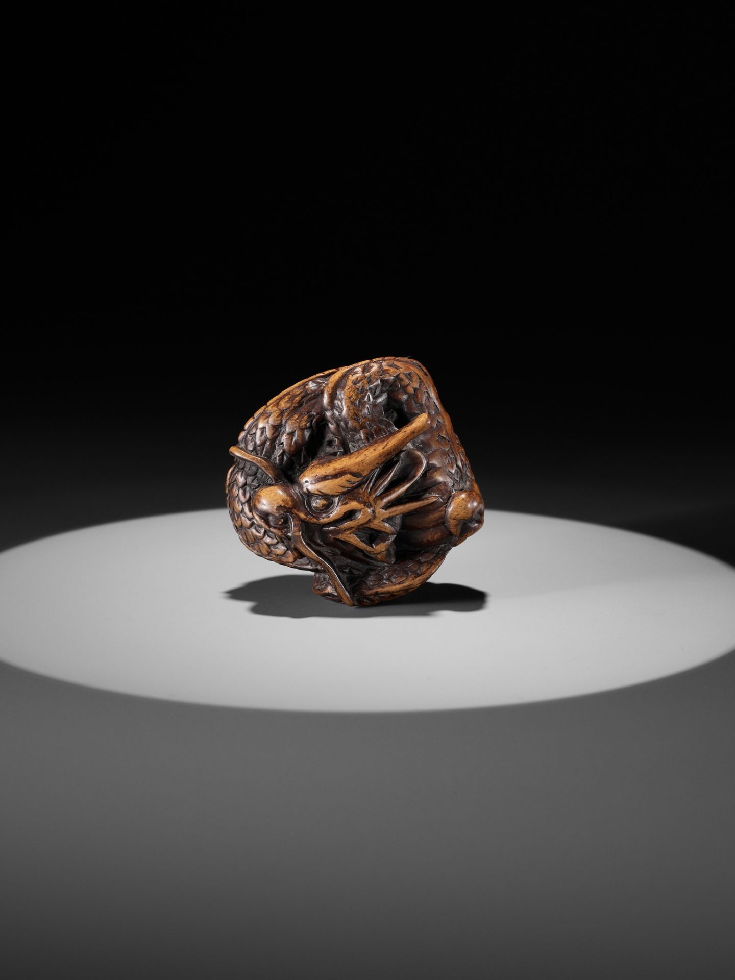 A WOOD NETSUKE OF A COILED DRAGON WITH TAMA - Image 3 of 9