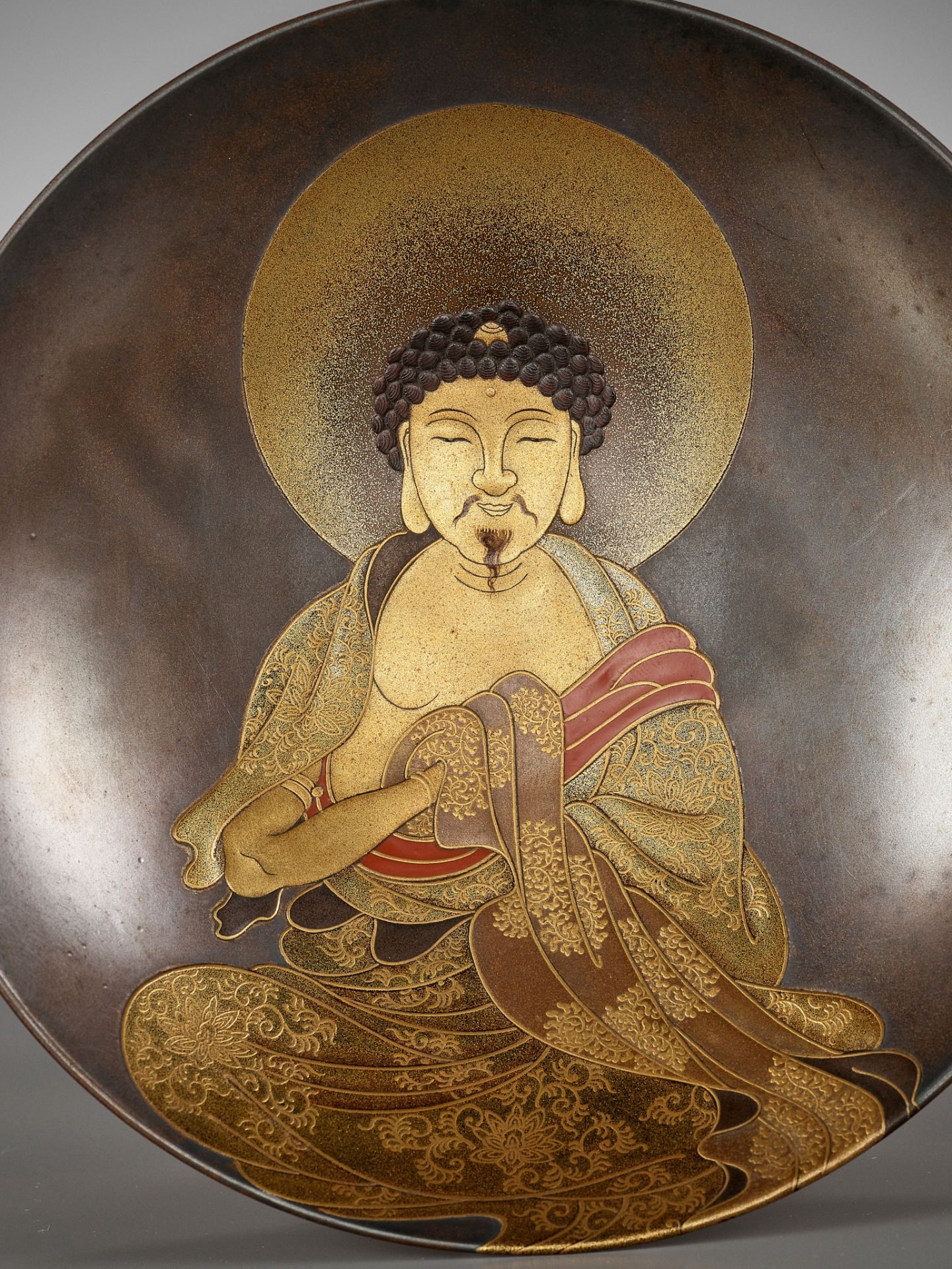 KAJIKAWA: A SUPERB SET OF THREE LACQUER SAKE SAUCERS DEPICTING BUDDHA, MONJU AND FUGEN BOSATSU - Bild 2 aus 12