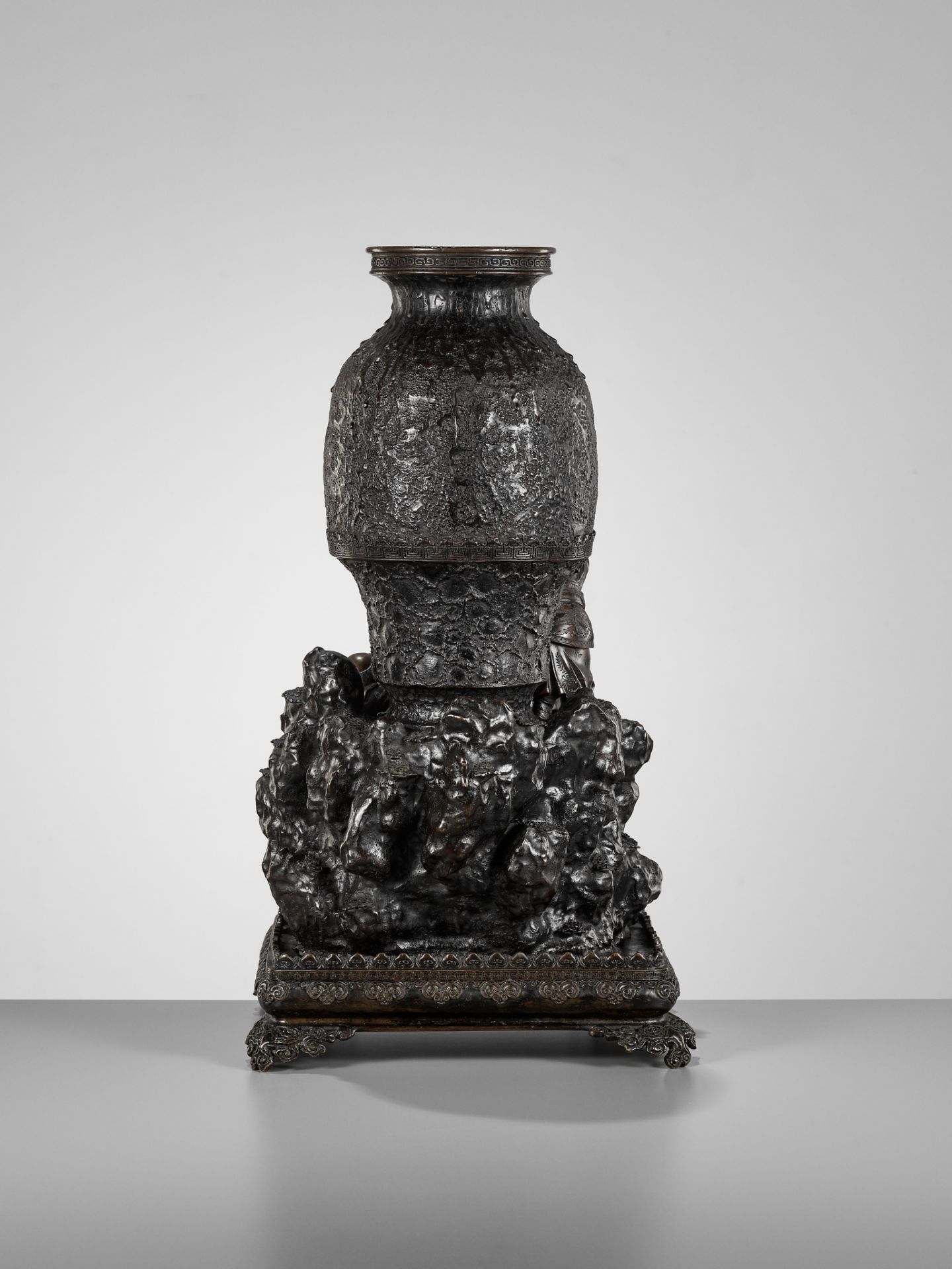 A MASSIVE BRONZE KORO (CENSER) DEPICTING THE STORY OF SHIBA ONKO - Image 8 of 11