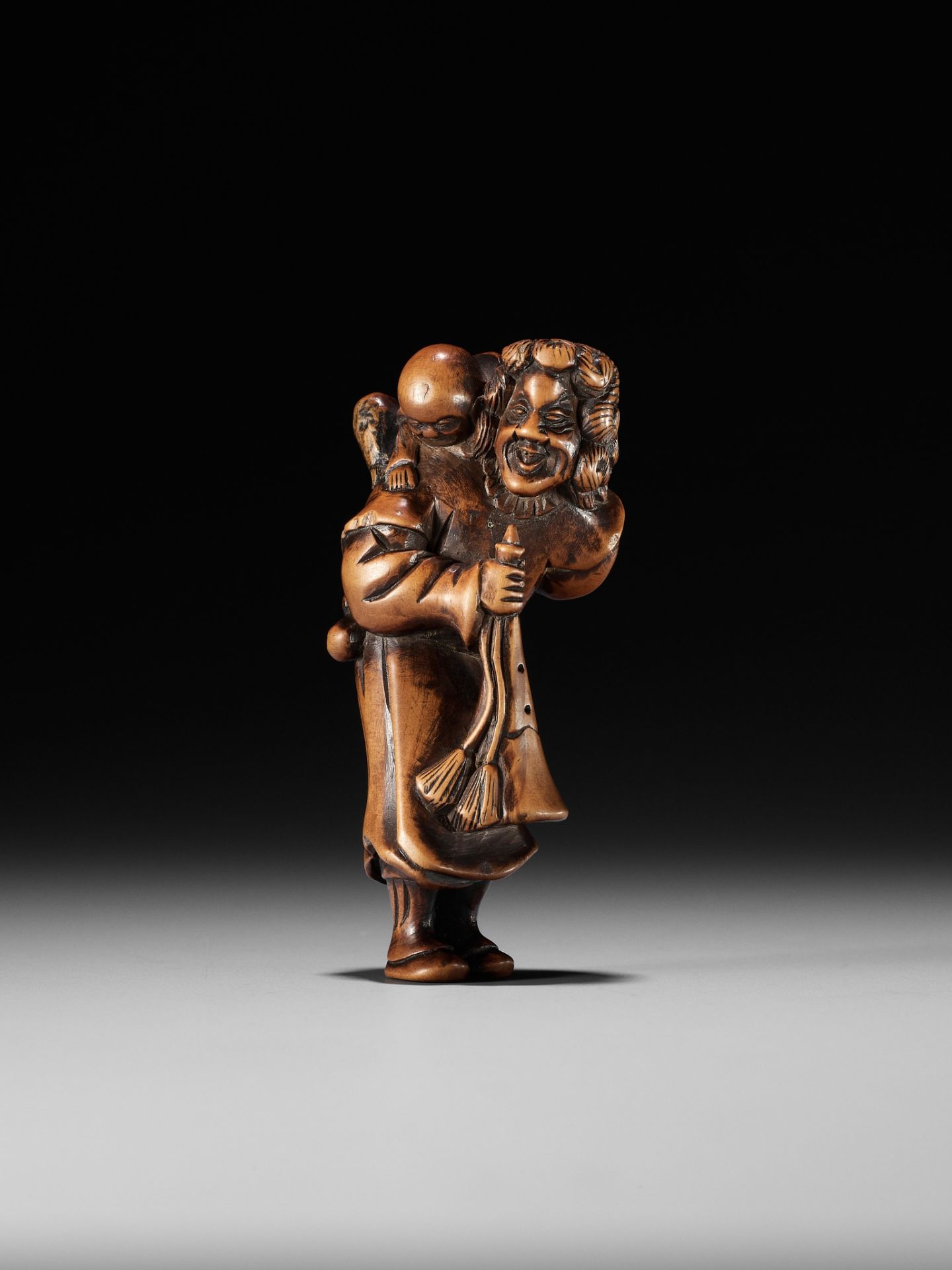 A WOOD NETSUKE OF A DUTCHMAN WITH CHILD - Image 2 of 10