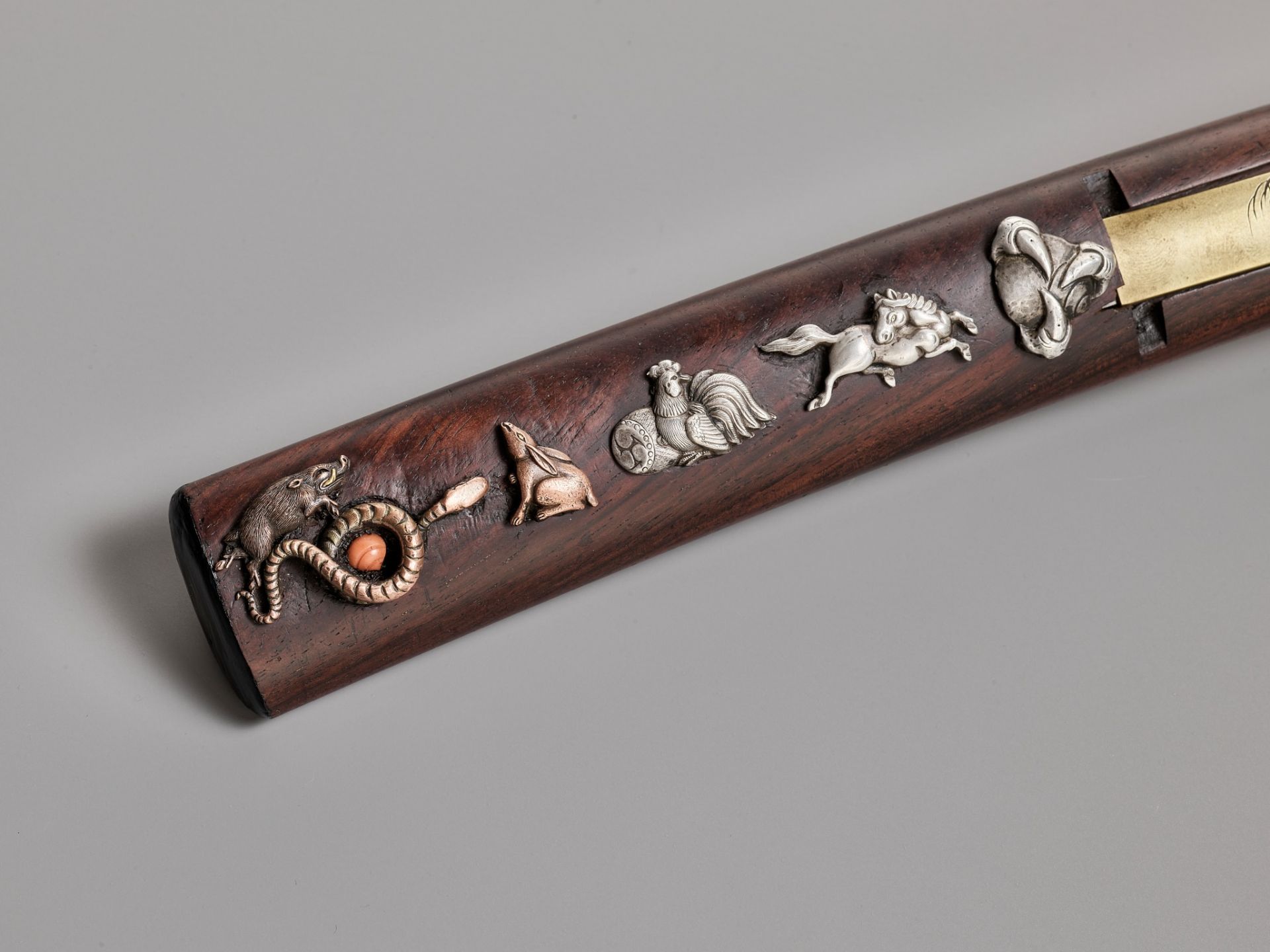 A TANTO IN FINE WOOD SAYA WITH MIXED METAL INLAID ZODIAC ANIMALS (JUNISHI) - Image 3 of 8