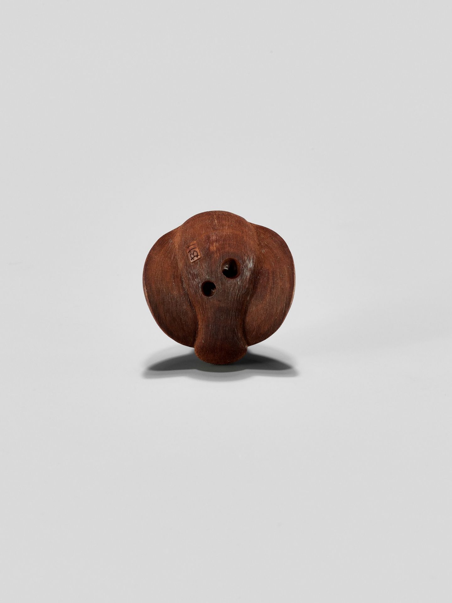 VADYM PYVOVAR: A WOOD NETSUKE OF THE FUKURA SUZUME - Bild 8 aus 9