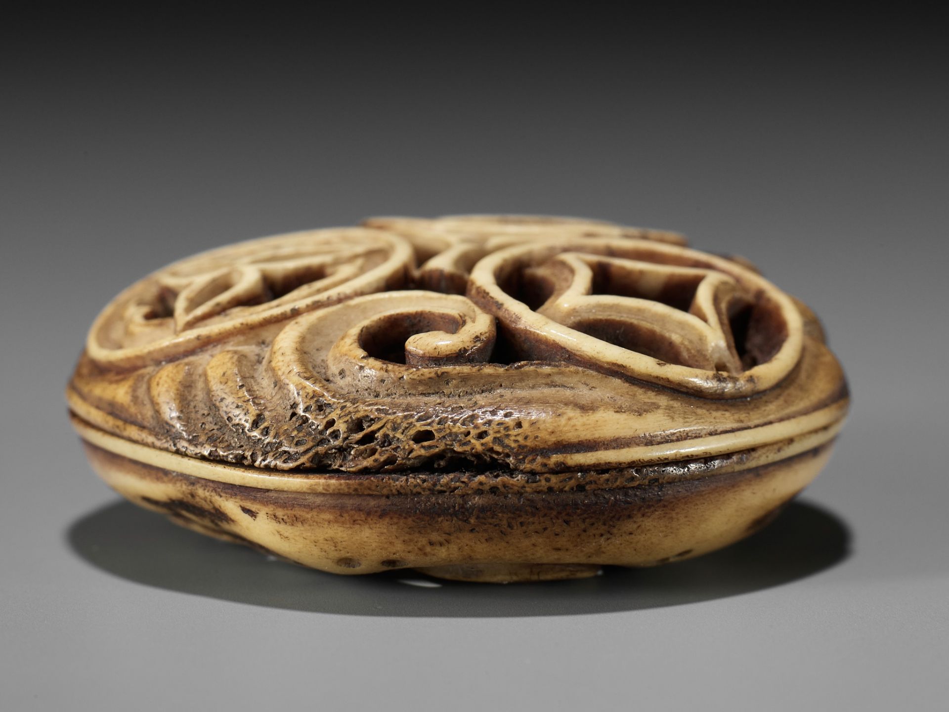 A FINE RYUSA STAG ANTLER MANJU NETSUKE WITH MON DESIGN - Image 8 of 8