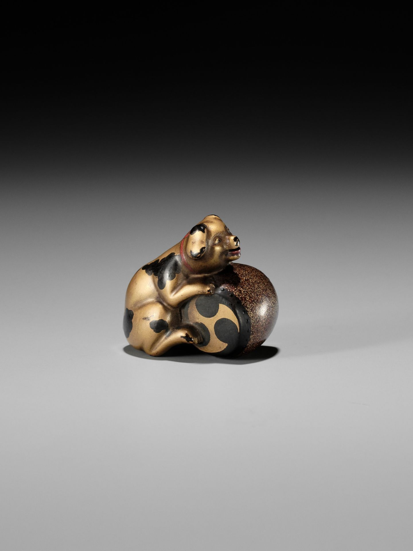 A CHARMING GOLD LACQUER NETSUKE OF A DOG WITH DRUM - Image 6 of 8