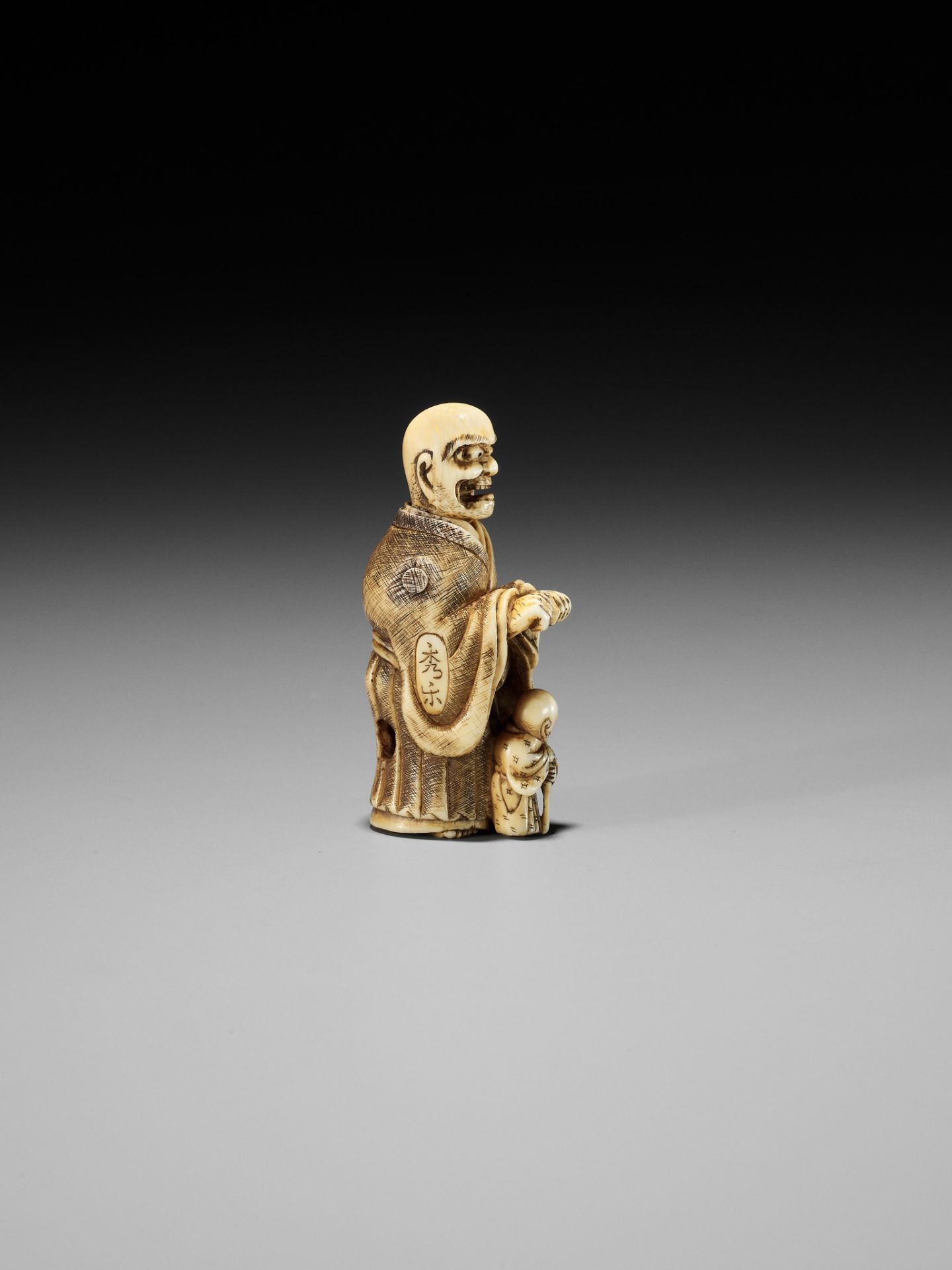 SHURAKU: A RARE IVORY NETSUKE OF A ROKUROKUBI SCARING A BLIND MAN - Bild 11 aus 14