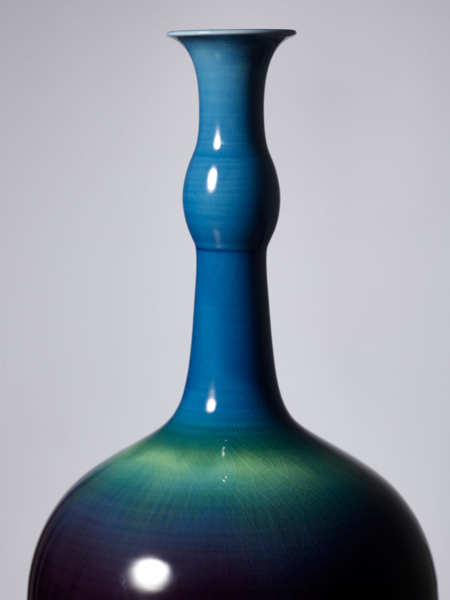 TOKUDA YASOKICHI III: A FINE KUTANI GLAZED PORCELAIN VASE