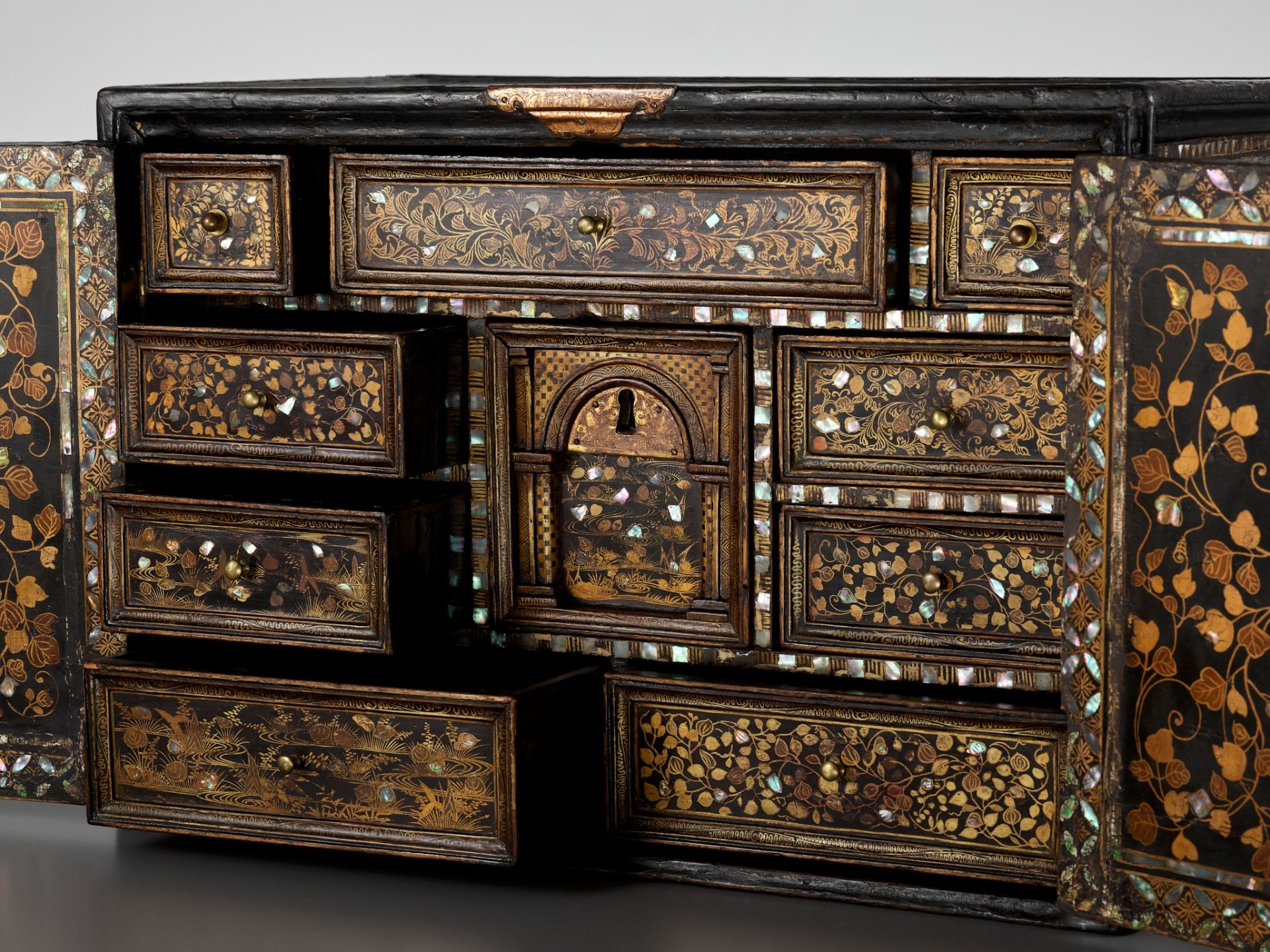 A RARE SHELL-INLAID NANBAN LACQUER CABINET - Image 4 of 14