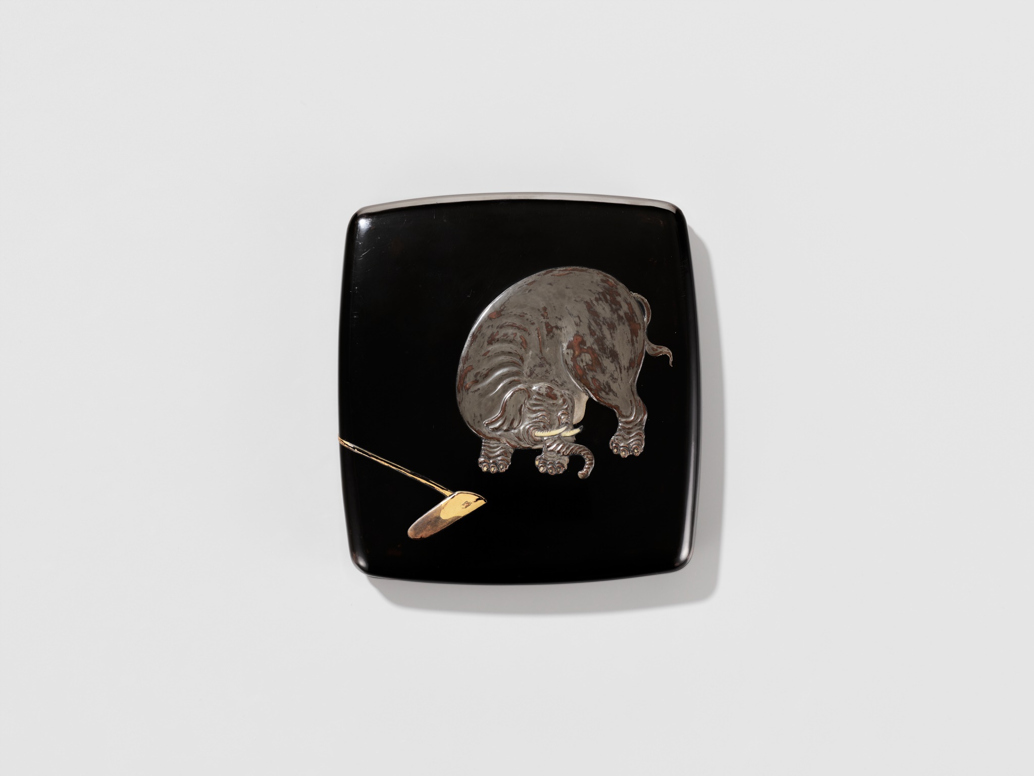 A SUPERB RITSUO-SCHOOL LACQUER AND CERAMIC-INLAID SUZURIBAKO DEPICTING AN ELEPHANT - Image 5 of 9