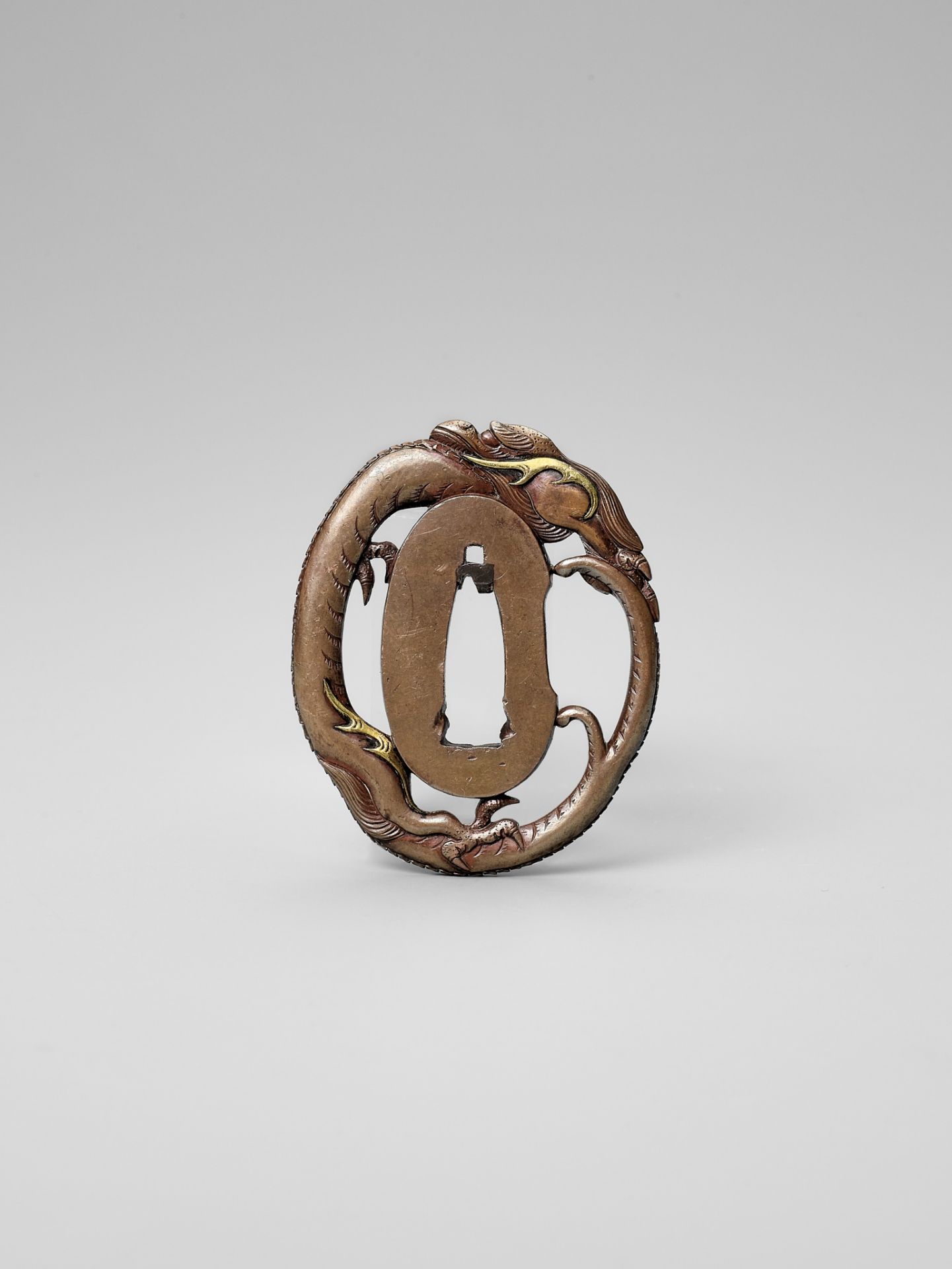 A FINE AND SMALL KOFU SCHOOL TSUBA DEPICTING A DRAGON - Bild 3 aus 3