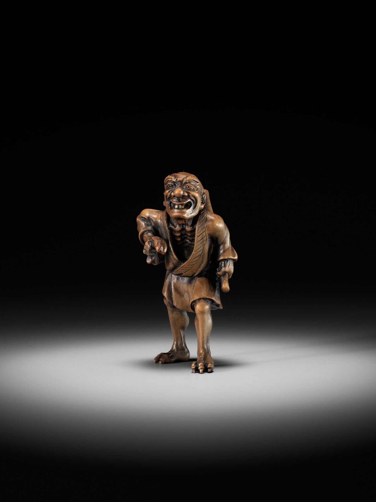 A HIGHLY UNUSUAL WOOD NETSUKE OF A SHAPESHIFTER - Image 2 of 10