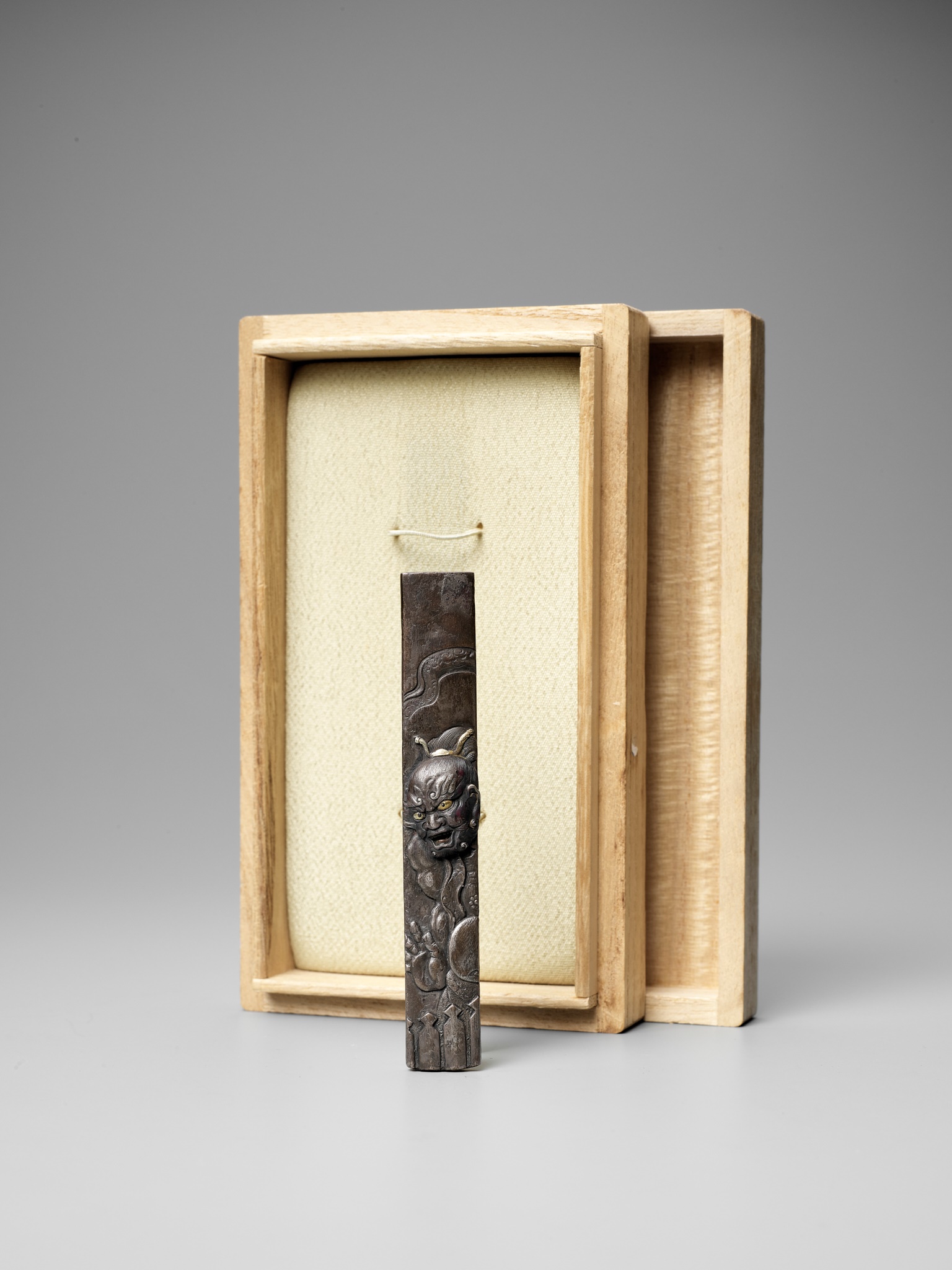 TSUCHIYA SHOMIN: A FINE SHIBUICHI KOZUKA WITH NIO GUARDIAN - Image 8 of 8