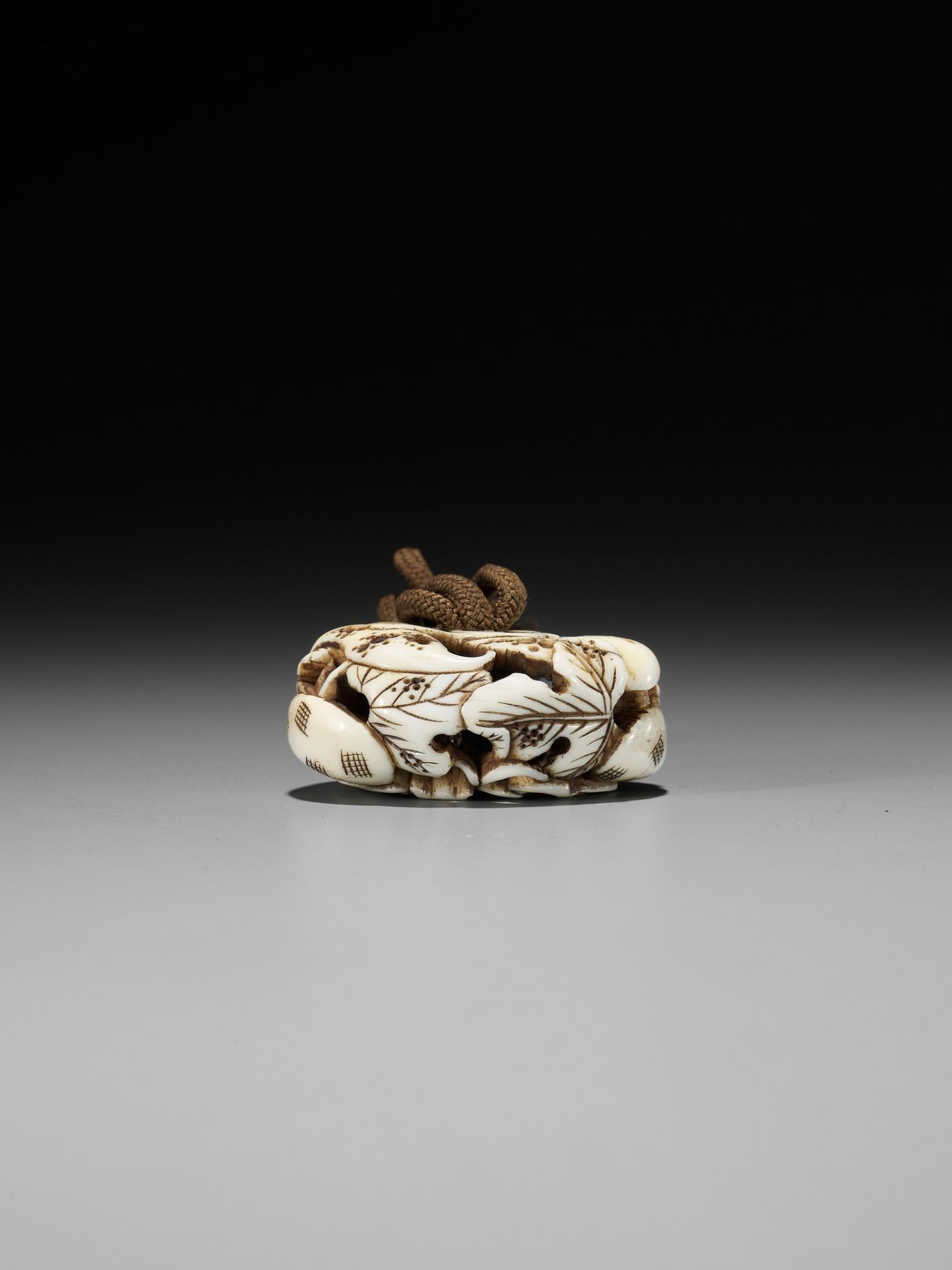 A WALRUS TUSK RYUSA MANJU NETSUKE DEPICTING A BAT AND GOURDS - Image 10 of 10