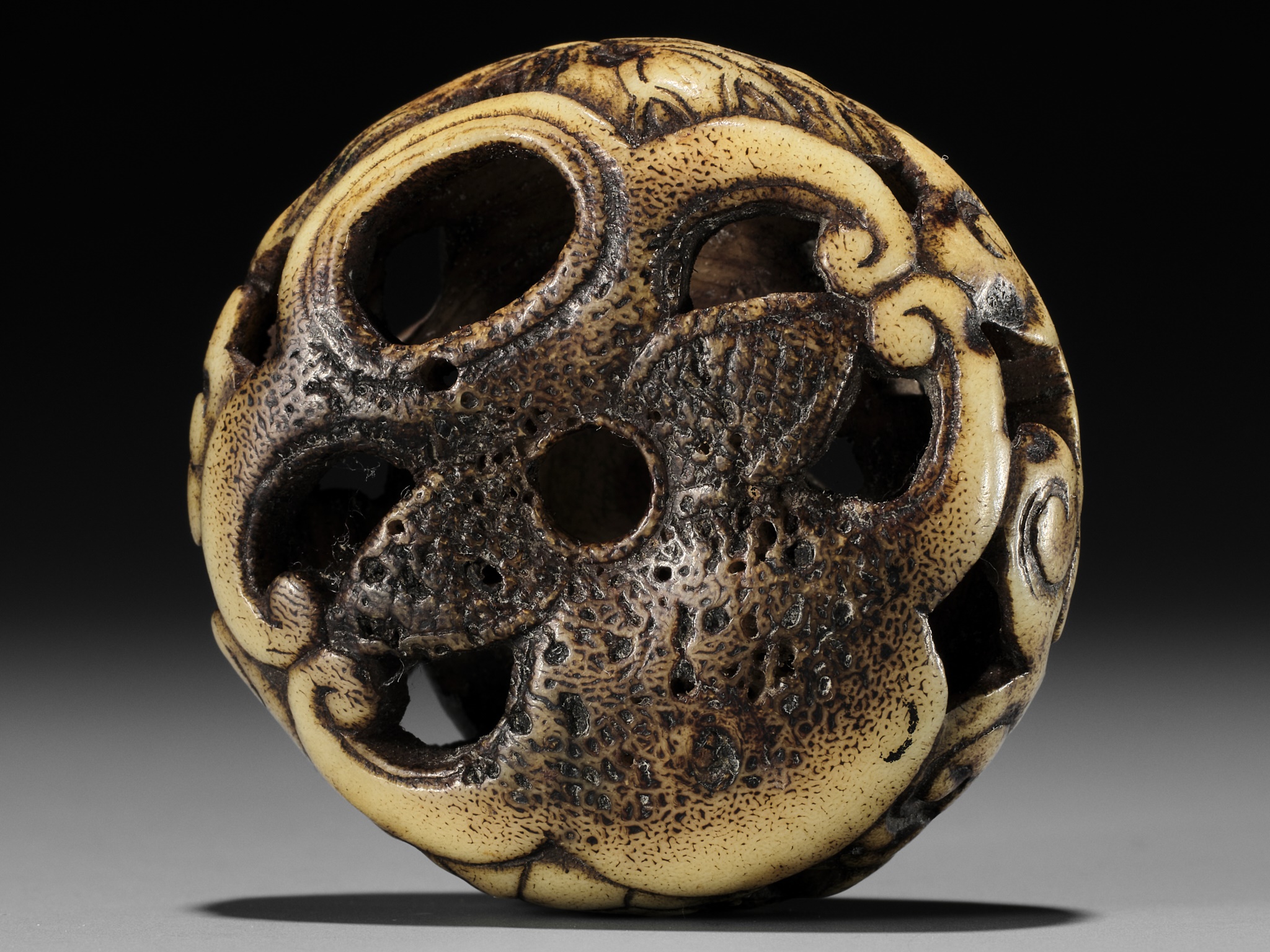 A RARE STAG ANTLER RYUSA MANJU NETSUKE OF A STYLIZED 'BAT' DRAGON - Image 2 of 10