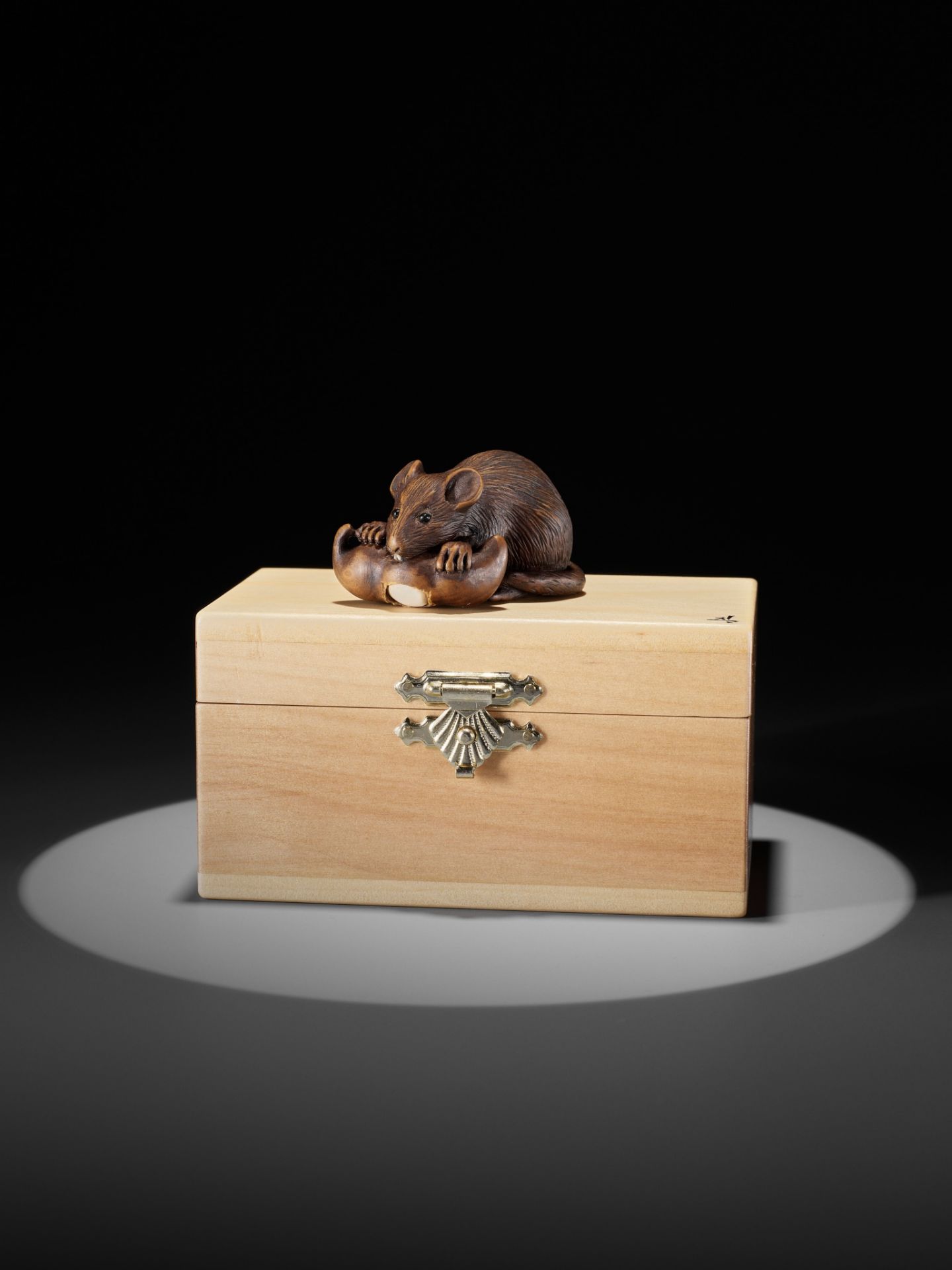 ALEXANDER DERKACHENKO: A WOOD NETSUKE OF A RAT WITH A BEAN-POD - Image 11 of 11