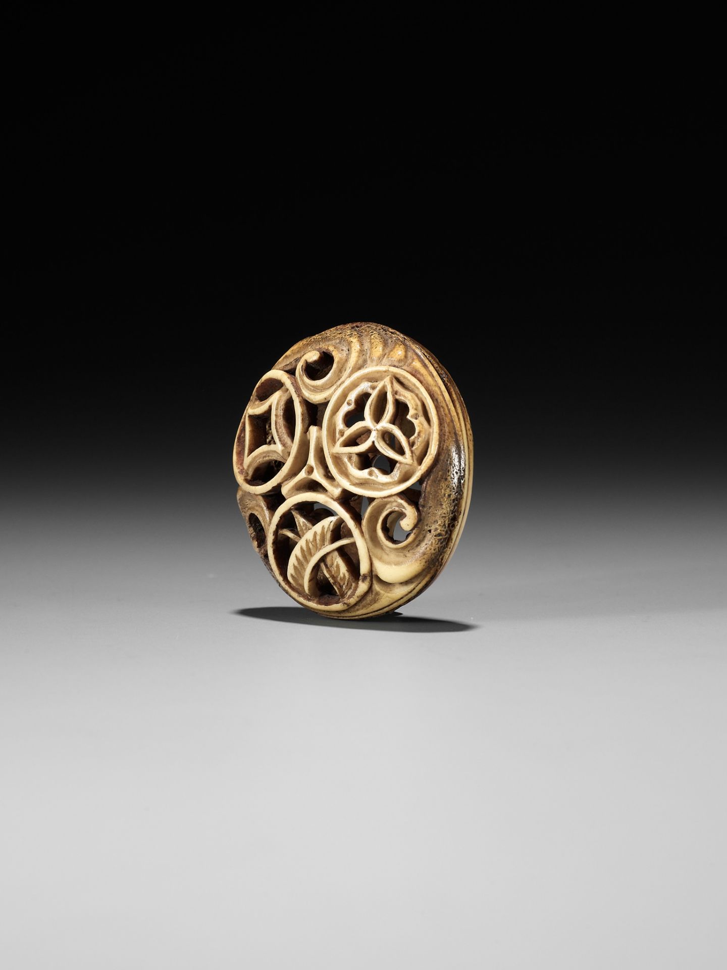 A FINE RYUSA STAG ANTLER MANJU NETSUKE WITH MON DESIGN - Image 3 of 8