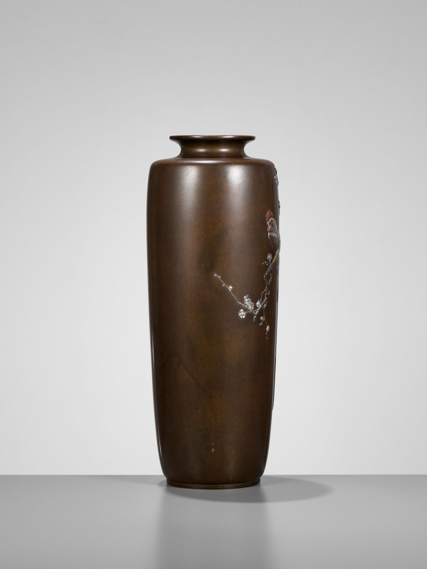 KOITSU: A FINE AND LARGE NOGAWA COMPANY INLAID BRONZE VASE WITH A ROOSTER AND CHERRY BLOSSOMS - Image 7 of 11