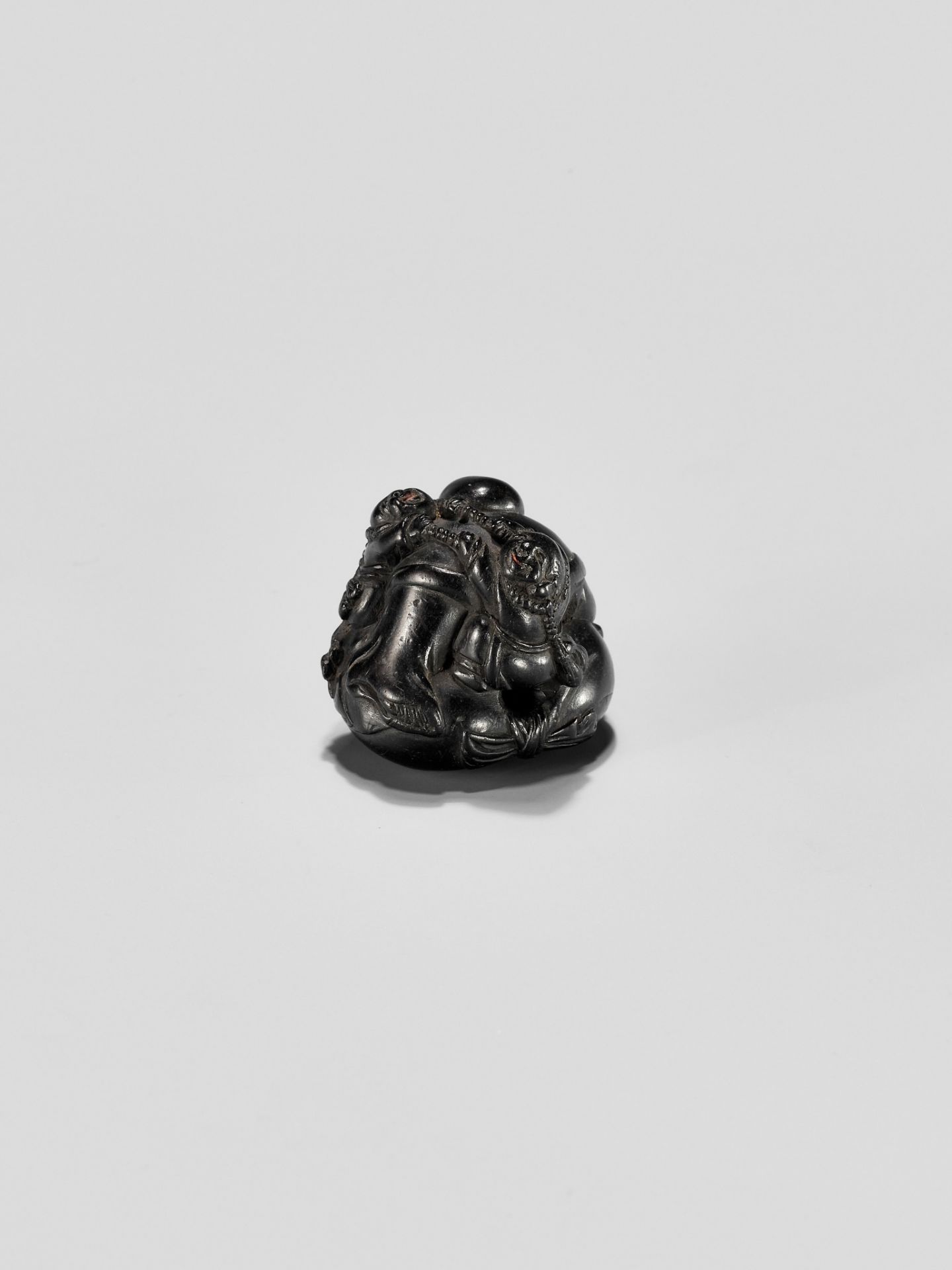 UNSHOKEN: A KUROGAKI NETSUKE DEPICTING HOTEI AND TWO BOYS - Image 6 of 11