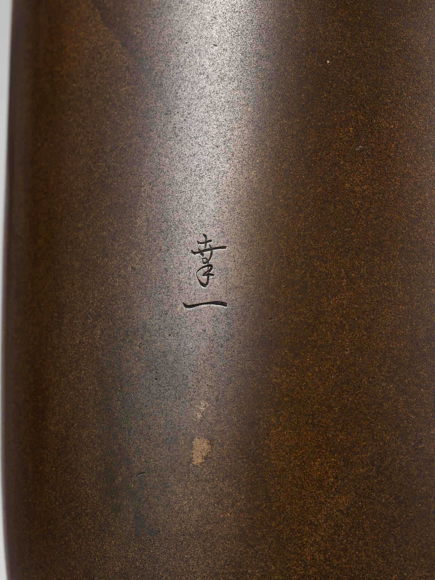 KOITSU: A FINE AND LARGE NOGAWA COMPANY INLAID BRONZE VASE WITH A ROOSTER AND CHERRY BLOSSOMS - Bild 11 aus 11