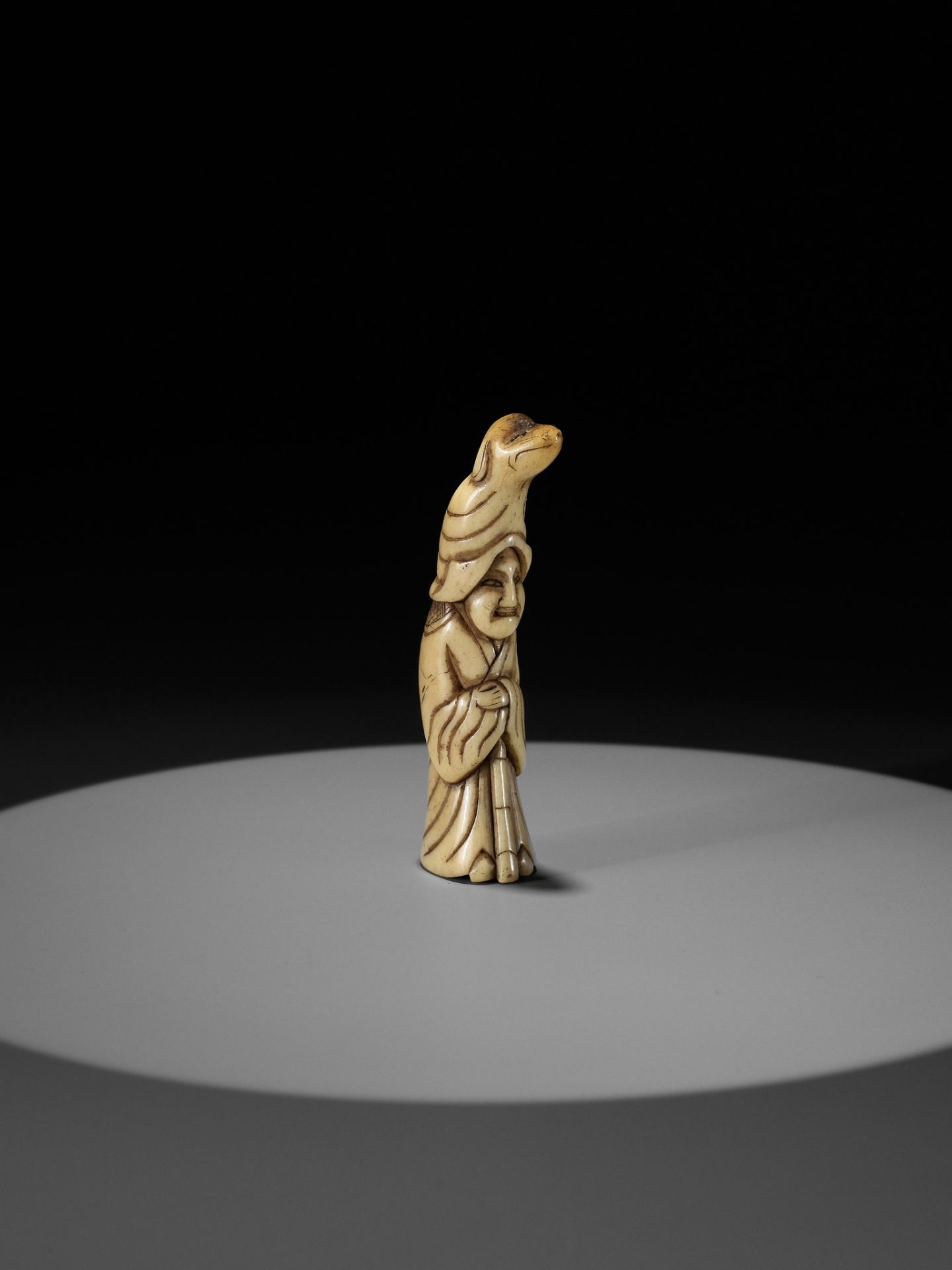 A RARE STAG ANTLER NETSUKE OF A PUPPETEER WITH A DOG PUPPET ON HIS HEAD - Image 7 of 9