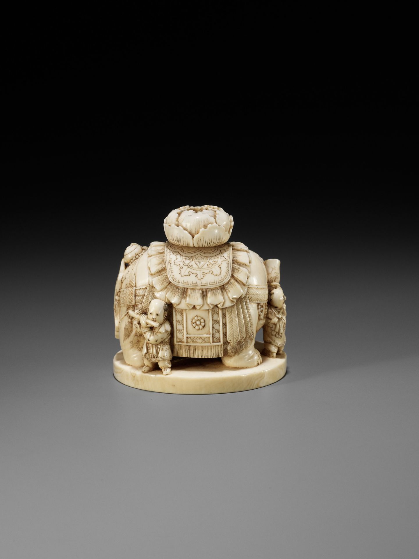 CHIKUYOSAI TOMOCHIKA: A LARGE IVORY OKIMONO NETSUKE OF AN ELEPHANT WITH A GROUP OF KARAKO - Image 9 of 14