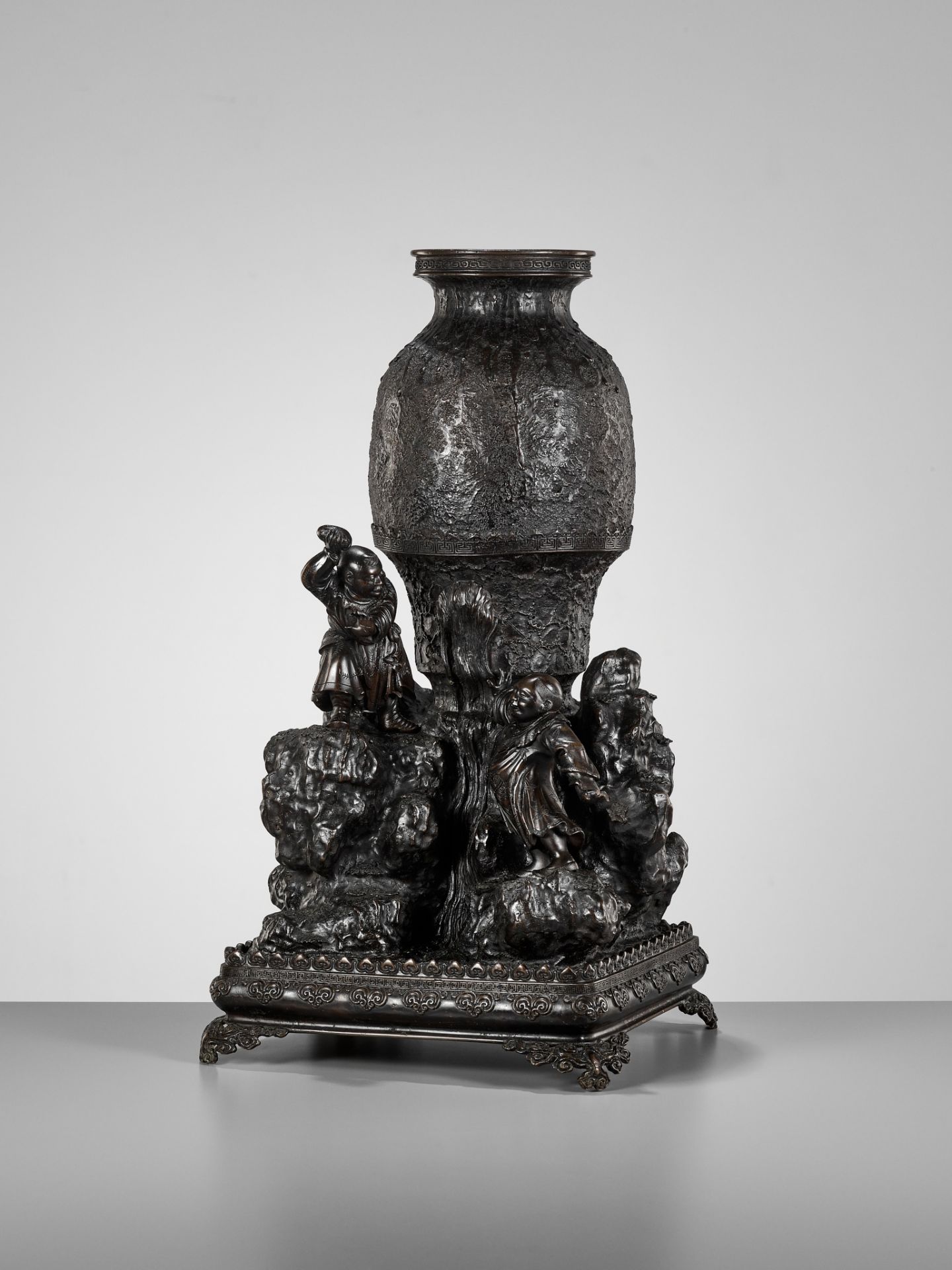 A MASSIVE BRONZE KORO (CENSER) DEPICTING THE STORY OF SHIBA ONKO - Image 3 of 11