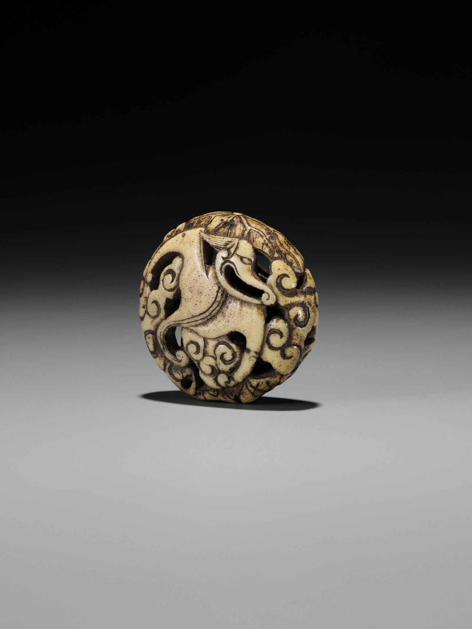 A RARE STAG ANTLER RYUSA MANJU NETSUKE OF A STYLIZED 'BAT' DRAGON - Image 3 of 10