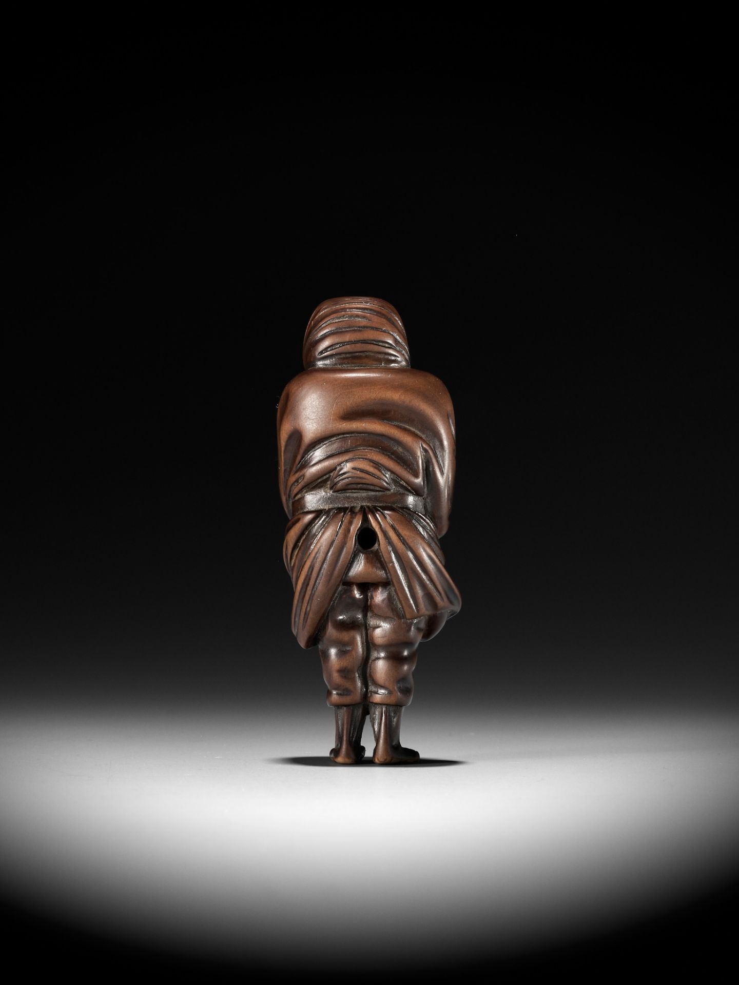 A SUPERB AND LARGE OSAKA SCHOOL WOOD NETSUKE OF A PEASANT - Image 3 of 12