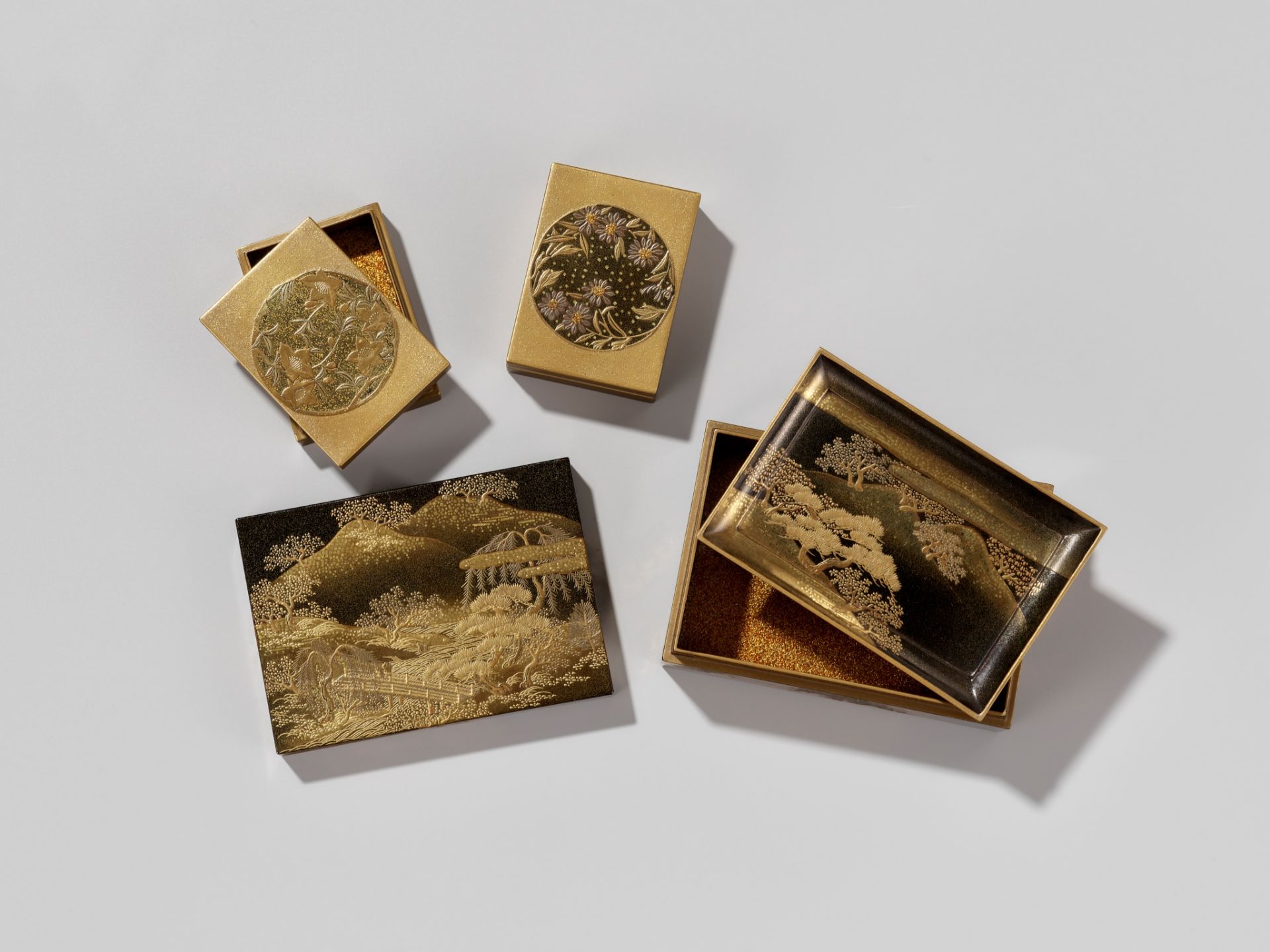 A RARE LACQUER BOX AND COVER WITH INTERIOR TRAY AND TWO SMALLER BOXES, FOR THE INCENSE MATCHING GAME - Bild 15 aus 18