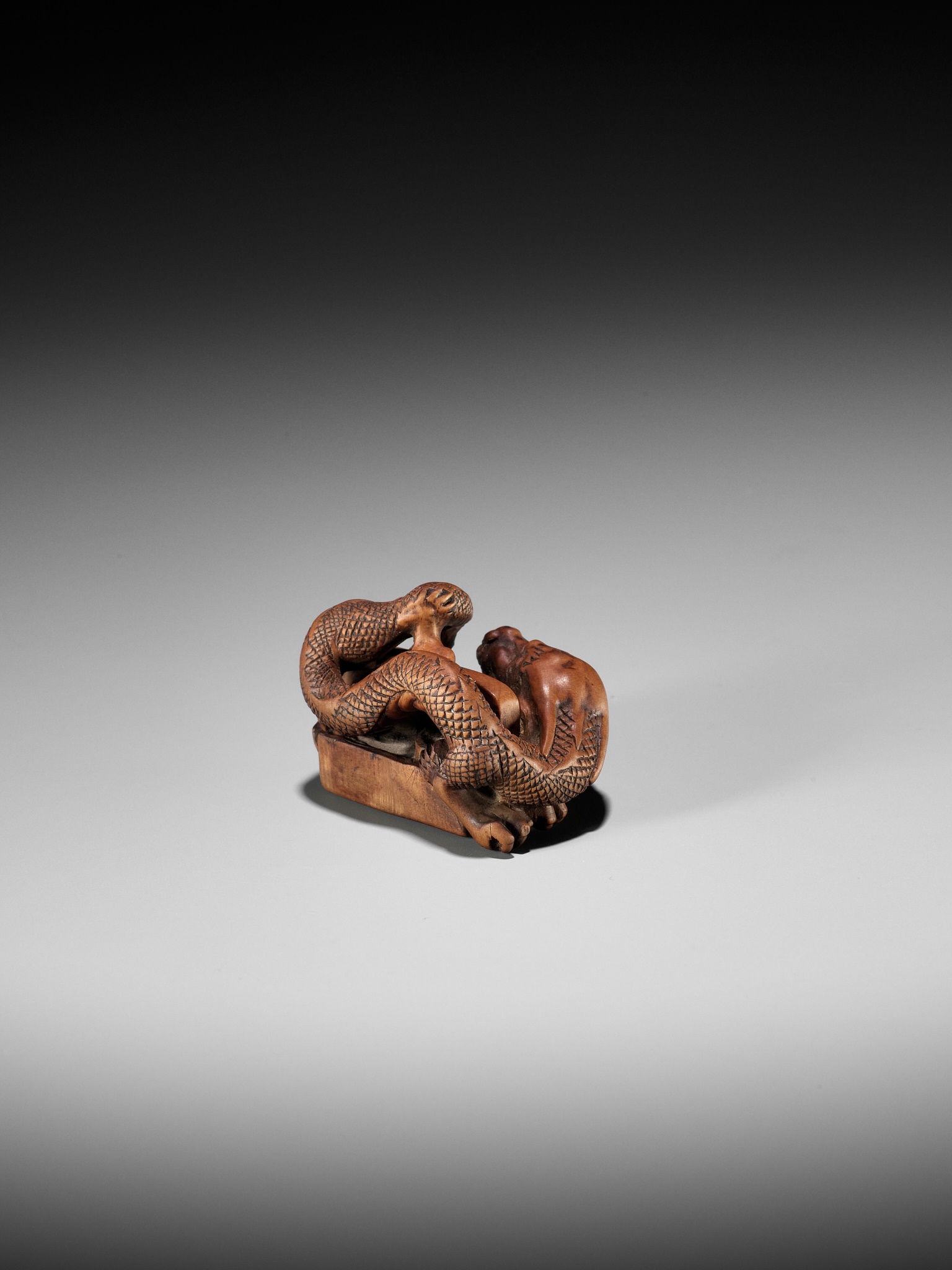 A WOOD NETSUKE OF A DRAGON EMERGING FROM AN ASH POT (HAIFUKI KARA RYU) - Image 3 of 12