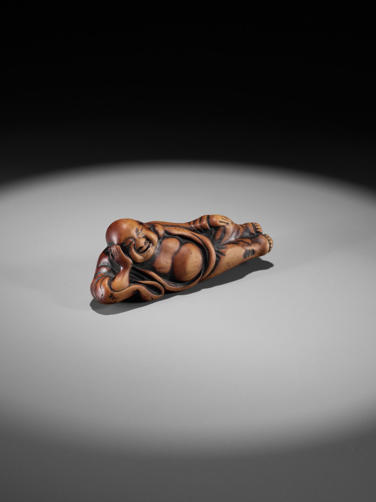 AN EARLY WOOD NETSUKE OF A RECLINING HOTEI - Image 3 of 9