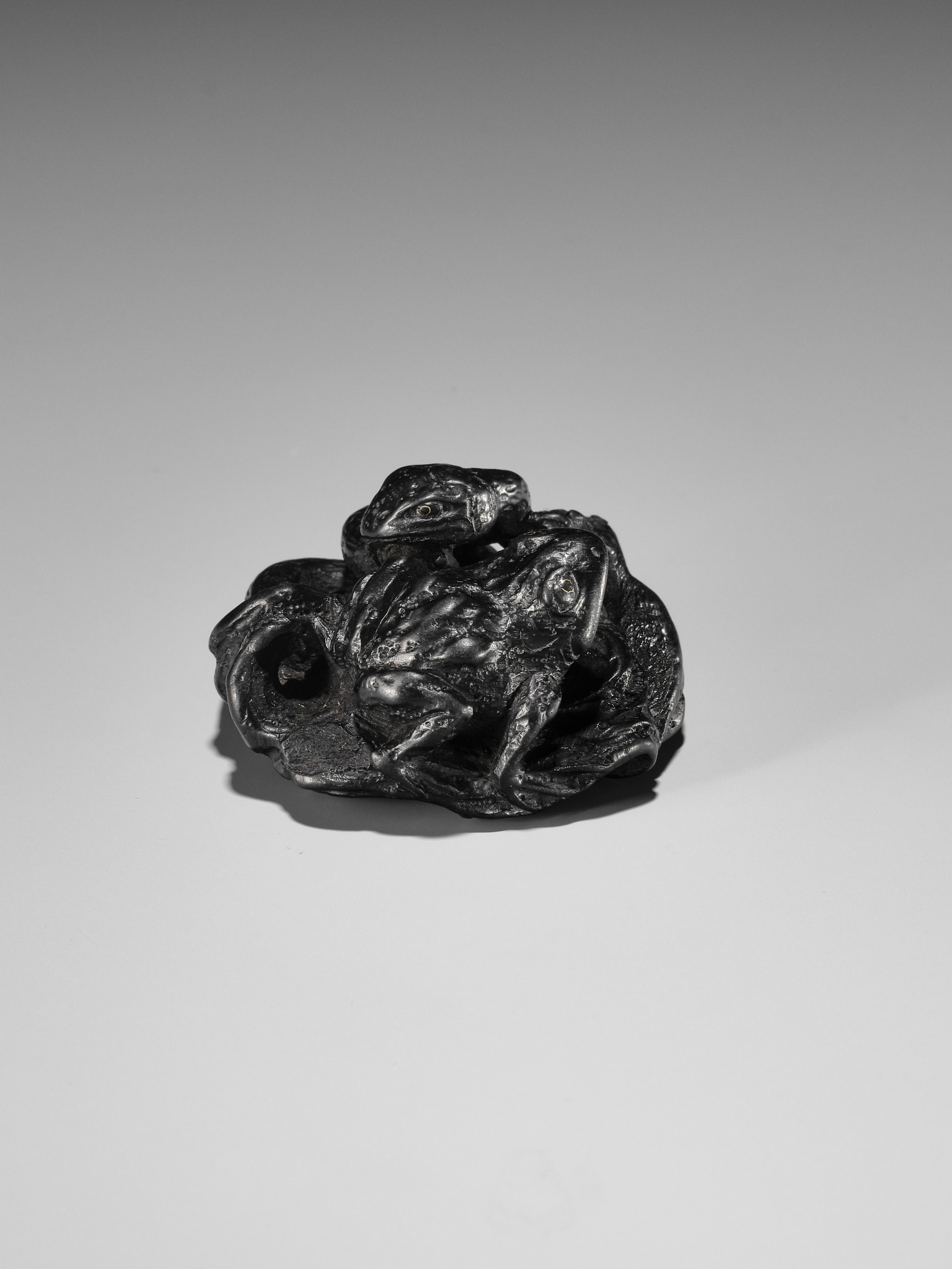 YASUSADA SHUZAN: A RARE EBONY WOOD NETSUKE OF THE SANSUKUMI - Image 11 of 13