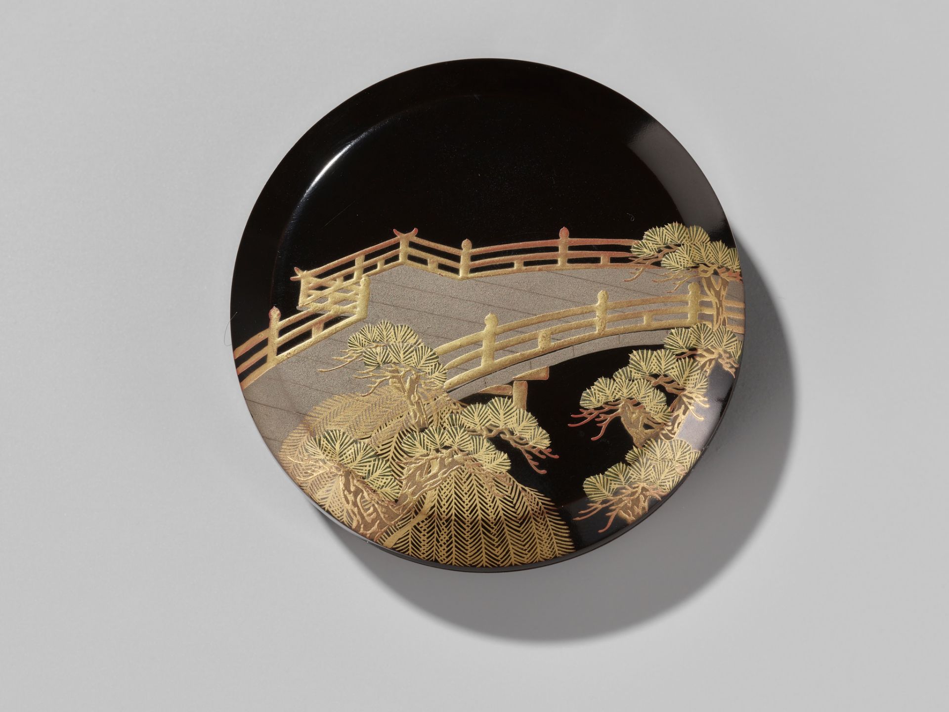 SOSHO: A LACQUER KOGO (INCENSE BOX) AND COVER DEPICTING UJI BRIDGE - Image 8 of 12