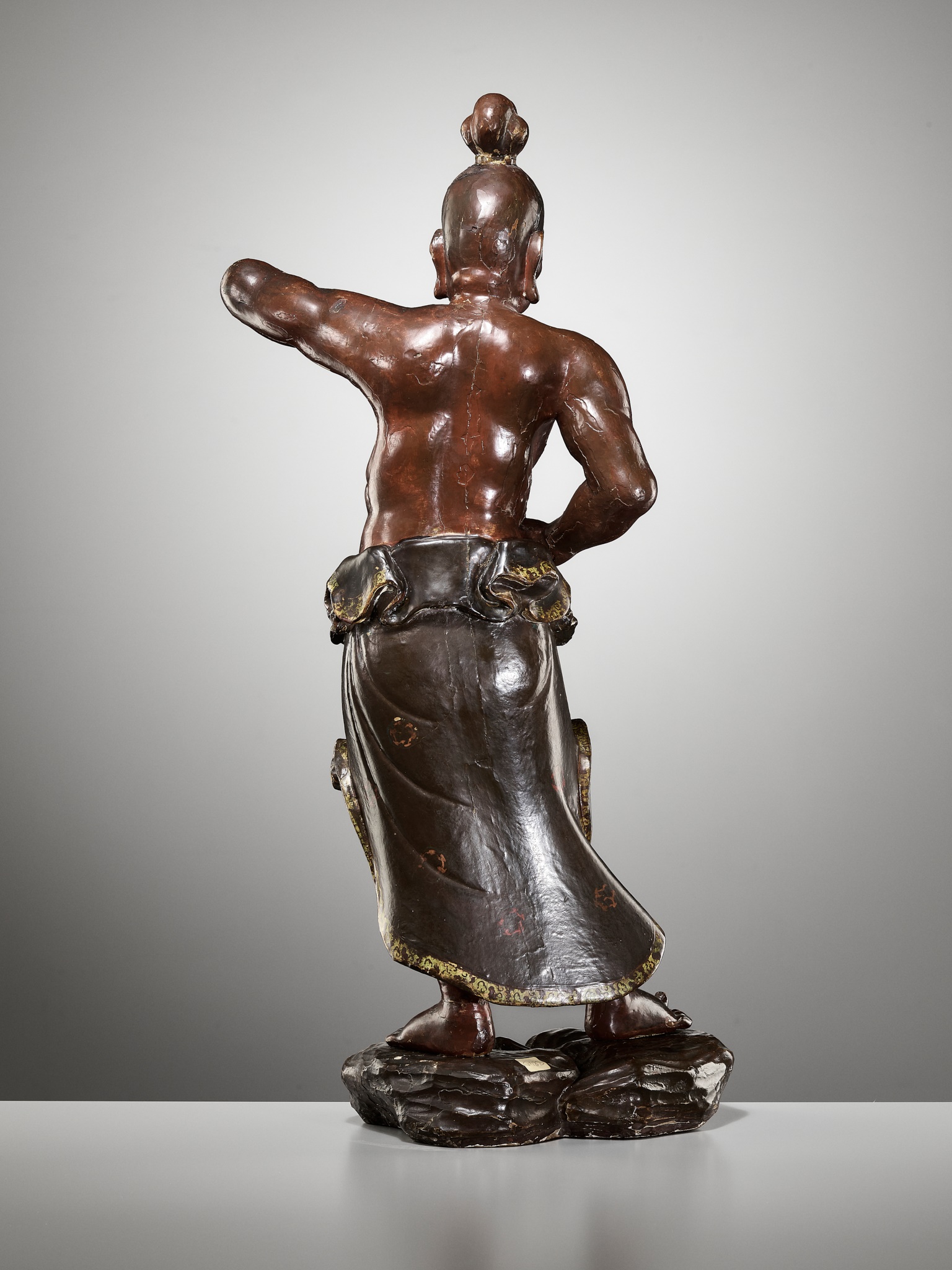 A LARGE AND IMPRESSIVE LACQUERED WOOD FIGURE OF A NIO GUARDIAN - Image 6 of 8