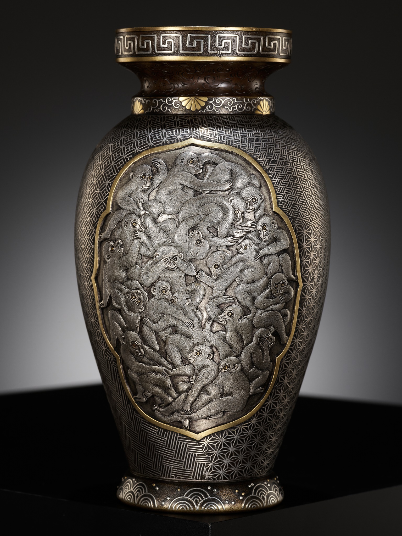 A SUPERB KOMAI-STYLE GOLD AND SILVER INLAID BRONZE VASE WITH MONKEYS - Image 3 of 11