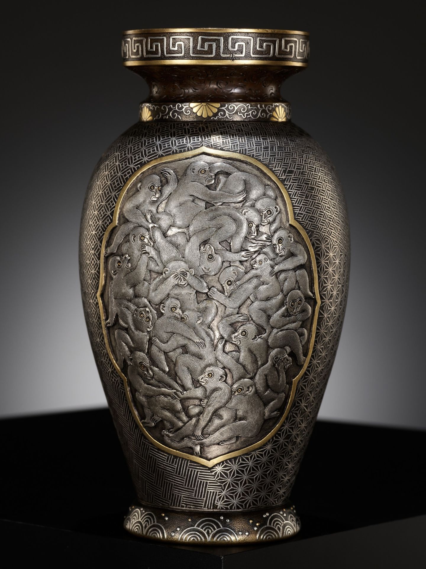 A SUPERB KOMAI-STYLE GOLD AND SILVER INLAID BRONZE VASE WITH MONKEYS - Image 3 of 11