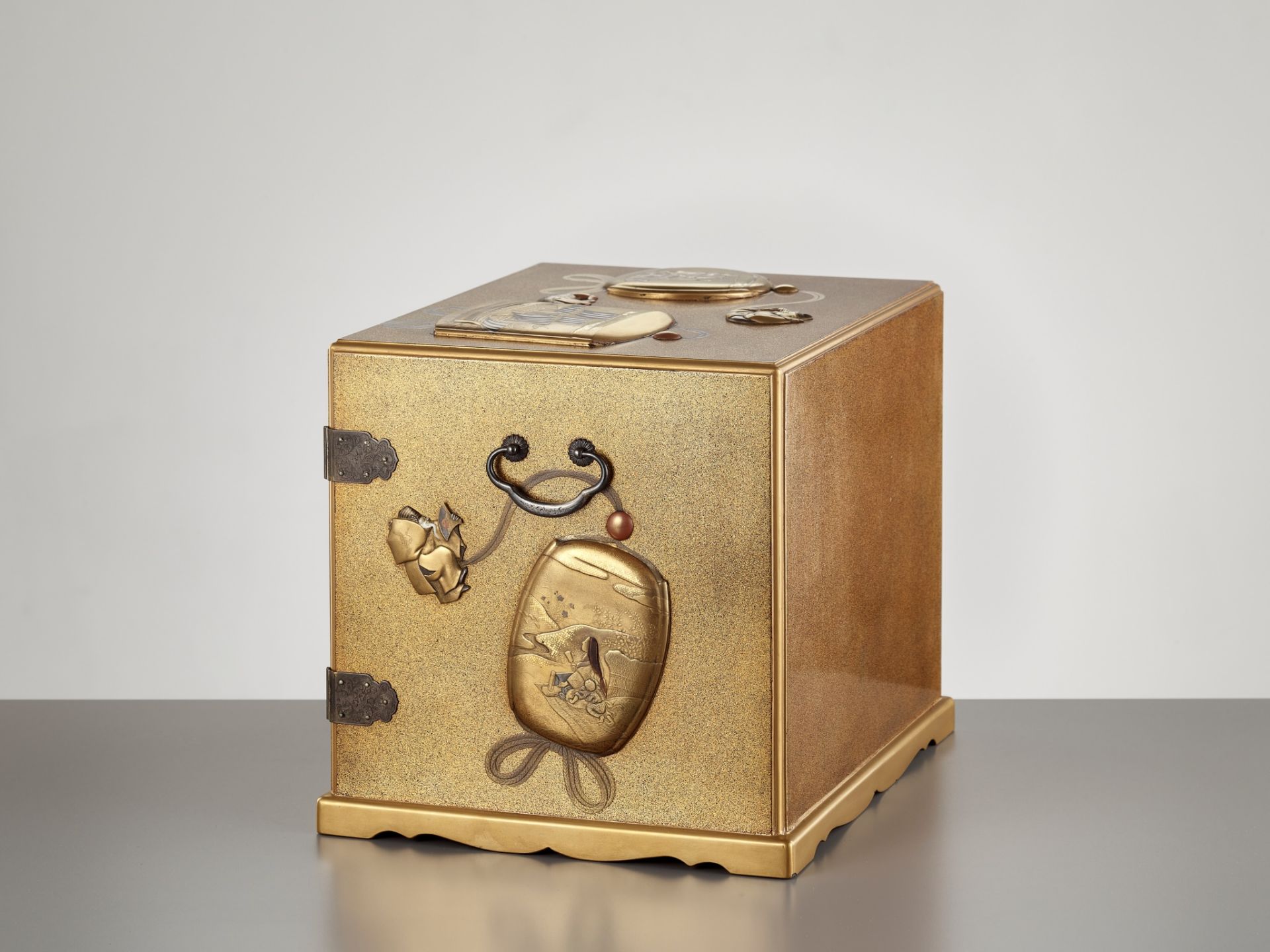 A SUPERB GOLD LACQUER INRO-DANSU (STORAGE CABINET FOR INROS) - Image 8 of 17