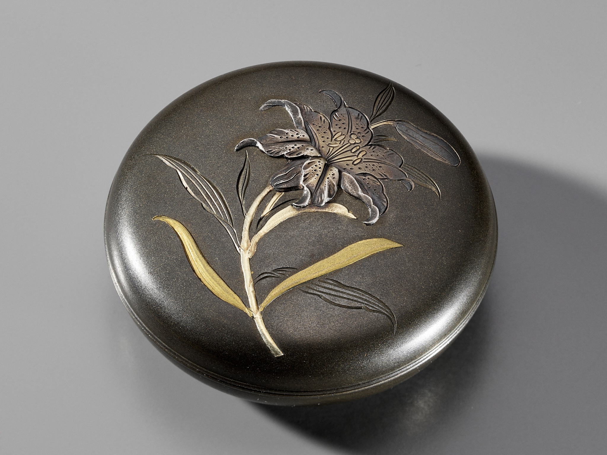 SHUNGAKU: A FINE MIXED METAL KOGO (INCENSE BOX) WITH ONI YURI (TIGERLILY) - Image 9 of 9